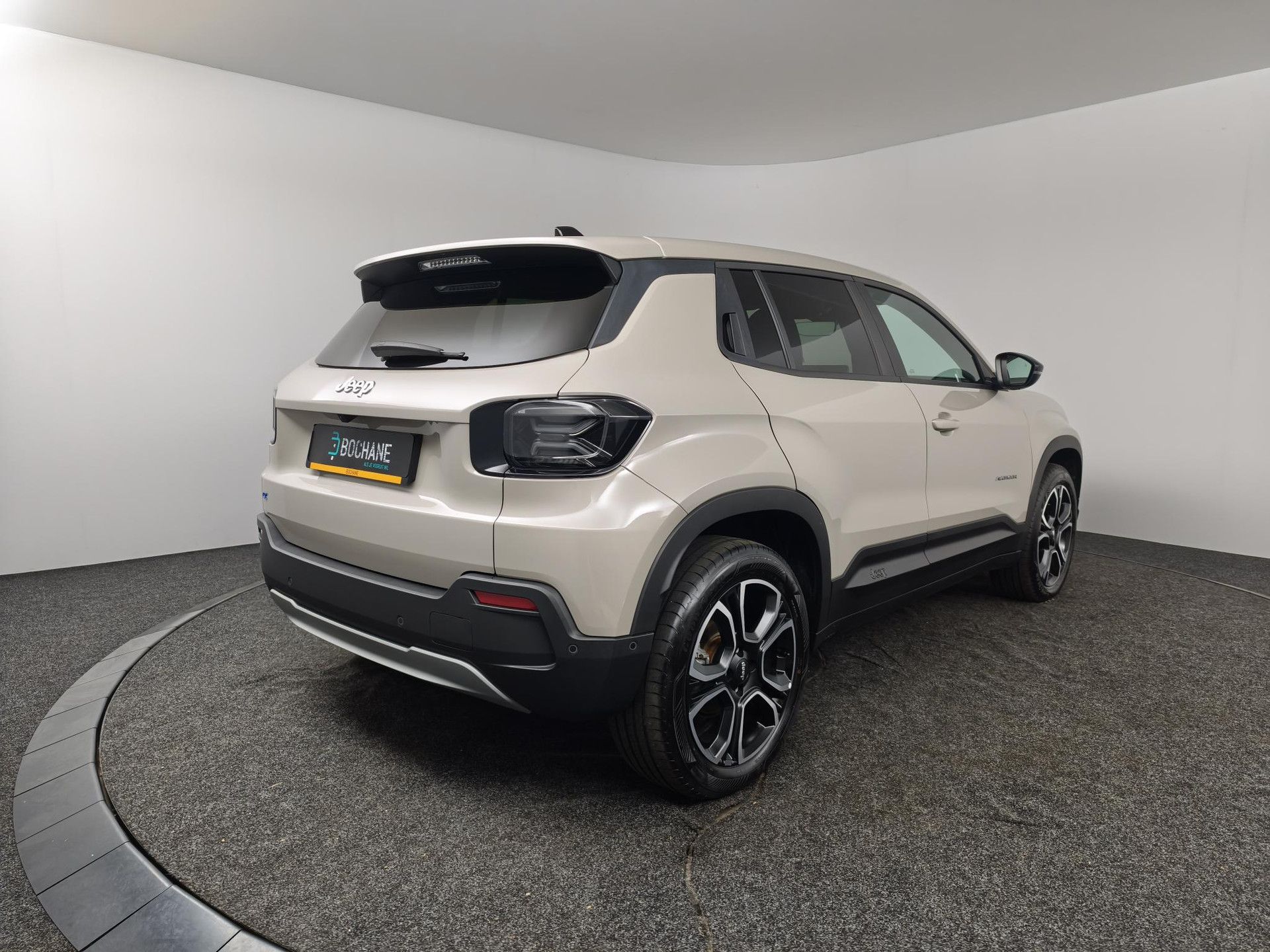 Jeep Avenger met kenteken KPN-53-V – achteraanzicht