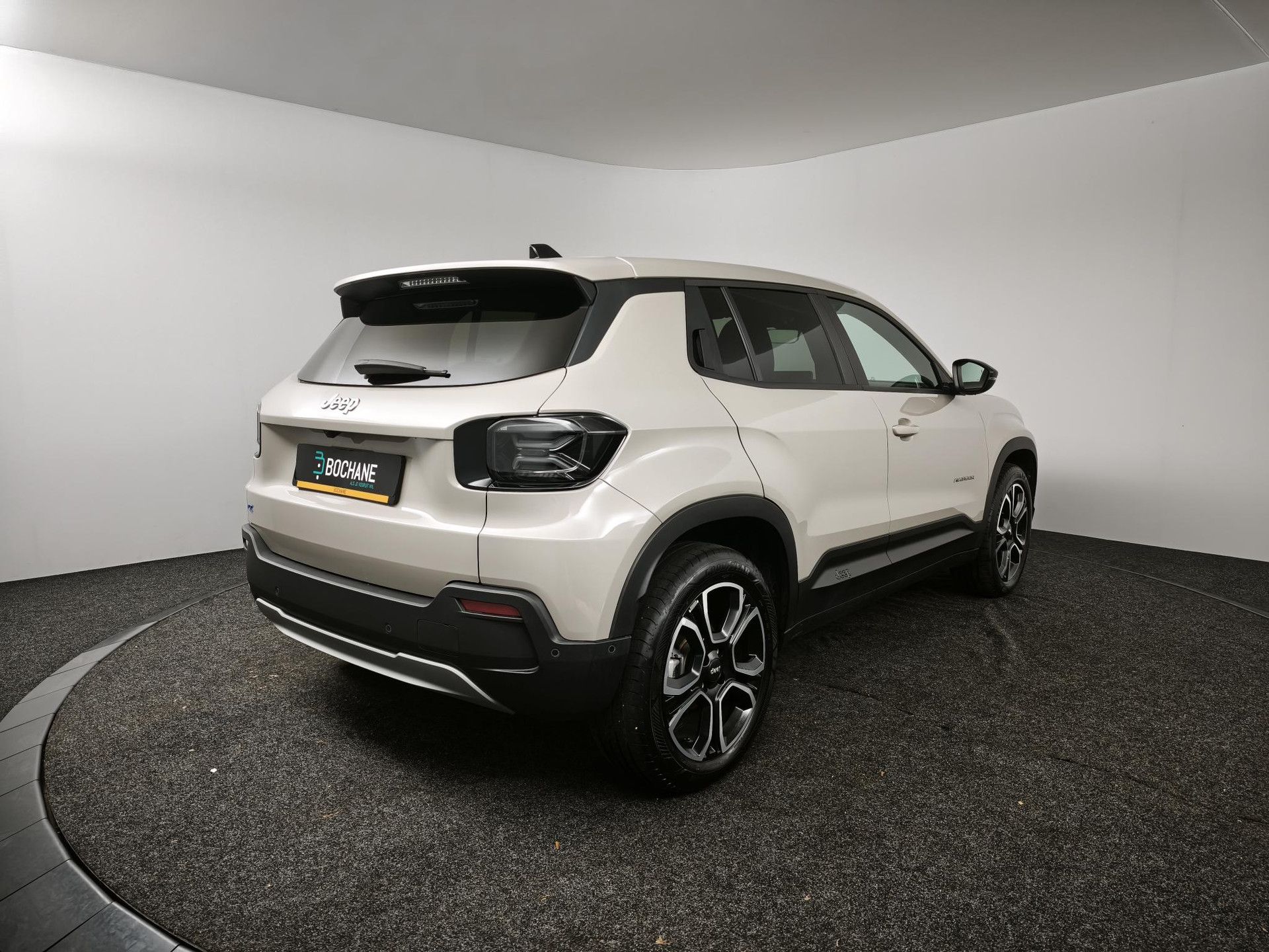 Jeep Avenger met kenteken KPV-40-D – achteraanzicht