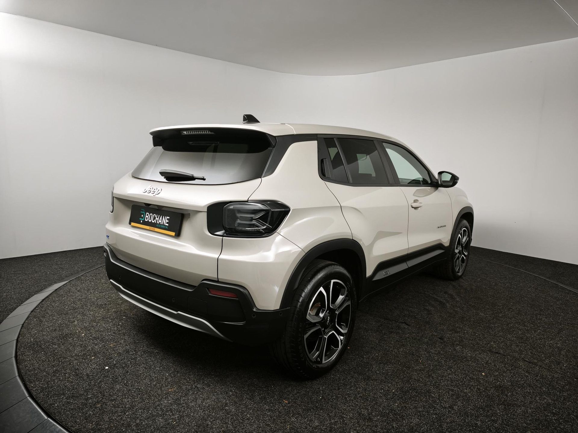Jeep Avenger met kenteken KPV-41-D – achteraanzicht