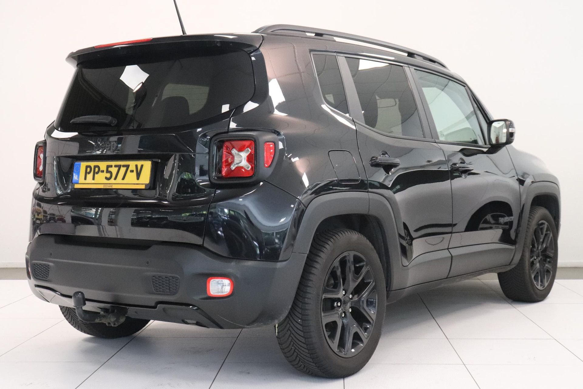 Jeep Renegade met kenteken PP-577-V – achteraanzicht