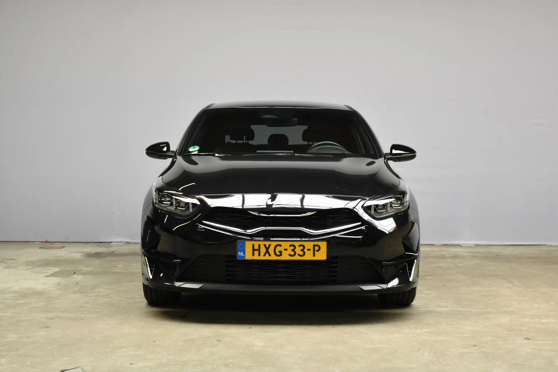Kia Ceed met kenteken HXG-33-P – achteraanzicht