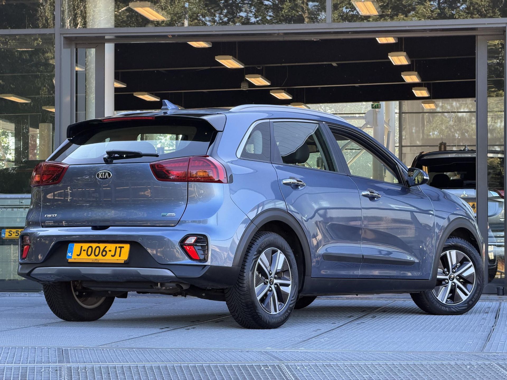 Kia Niro met kenteken J-006-JT – achteraanzicht