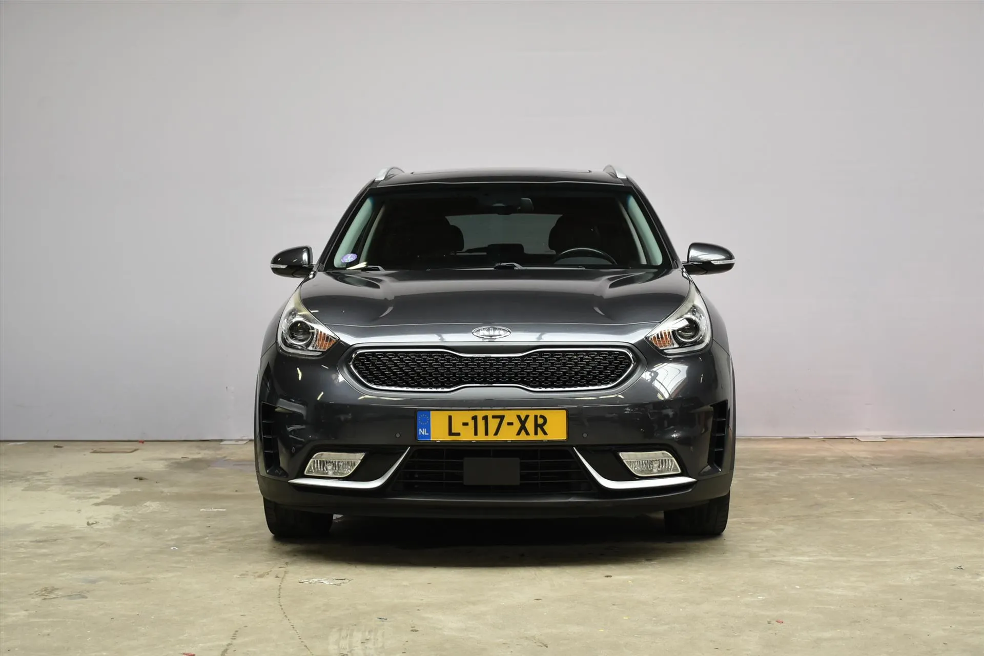 Kia Niro met kenteken L-117-XR – achteraanzicht