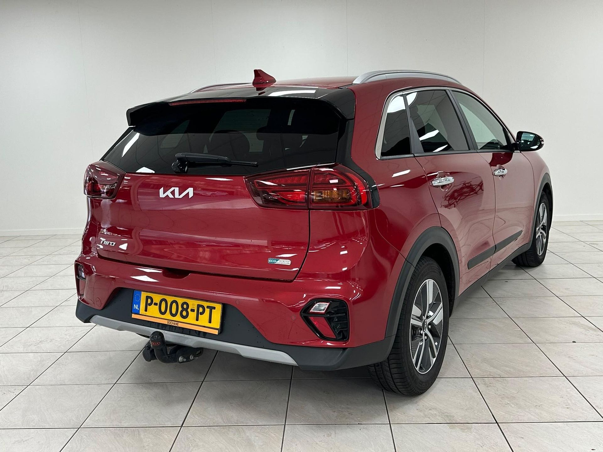 Kia Niro met kenteken P-008-PT – achteraanzicht