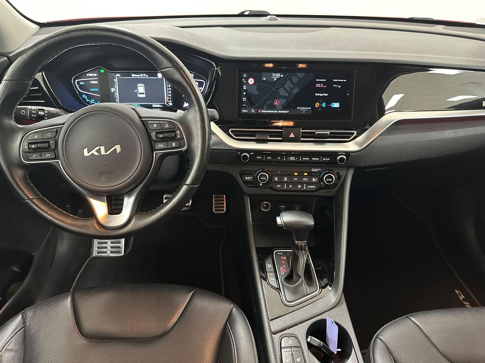 Kia Niro met kenteken P-008-PT – interieur