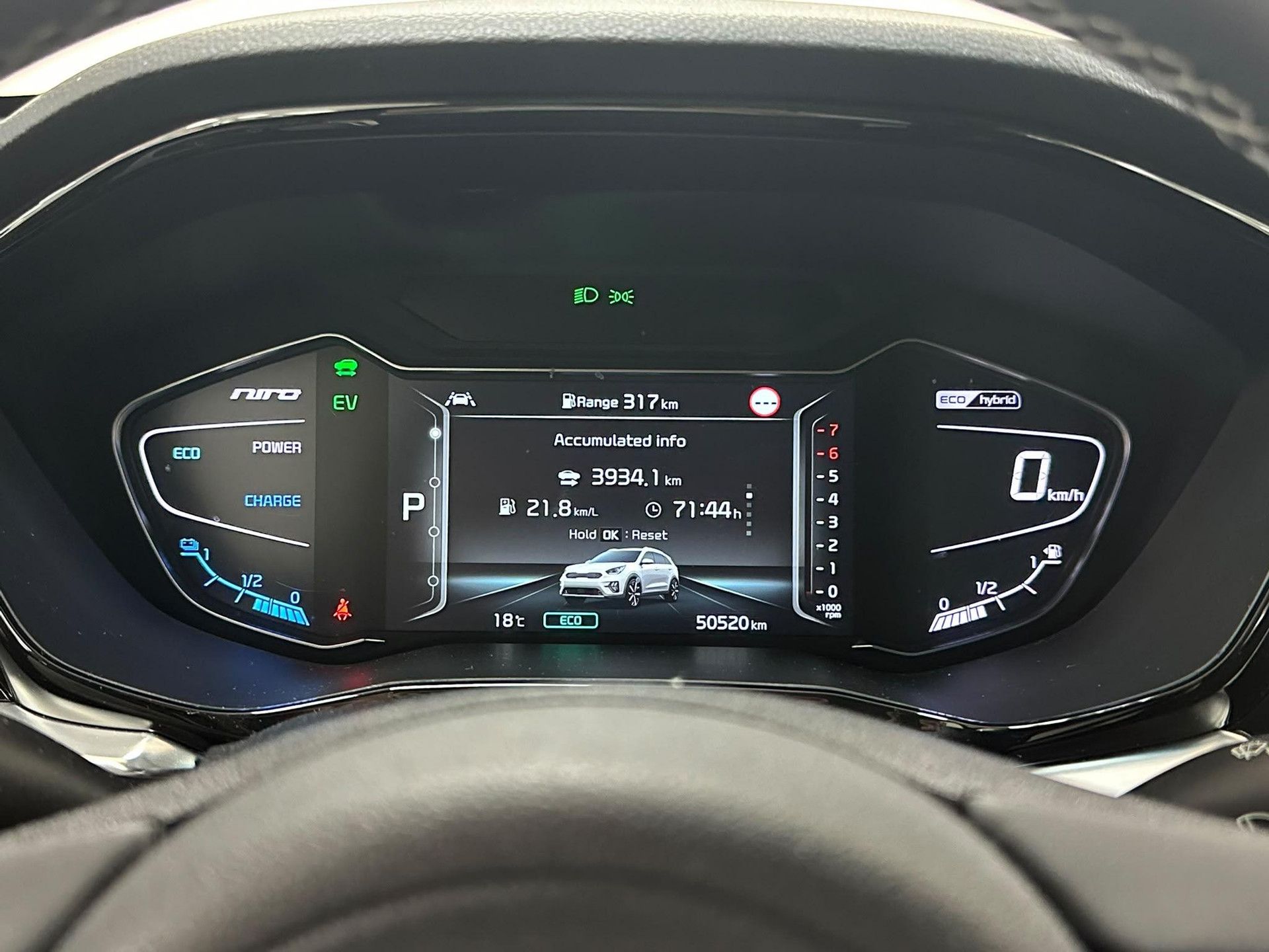 Kia Niro met kenteken P-008-PT – dashboard