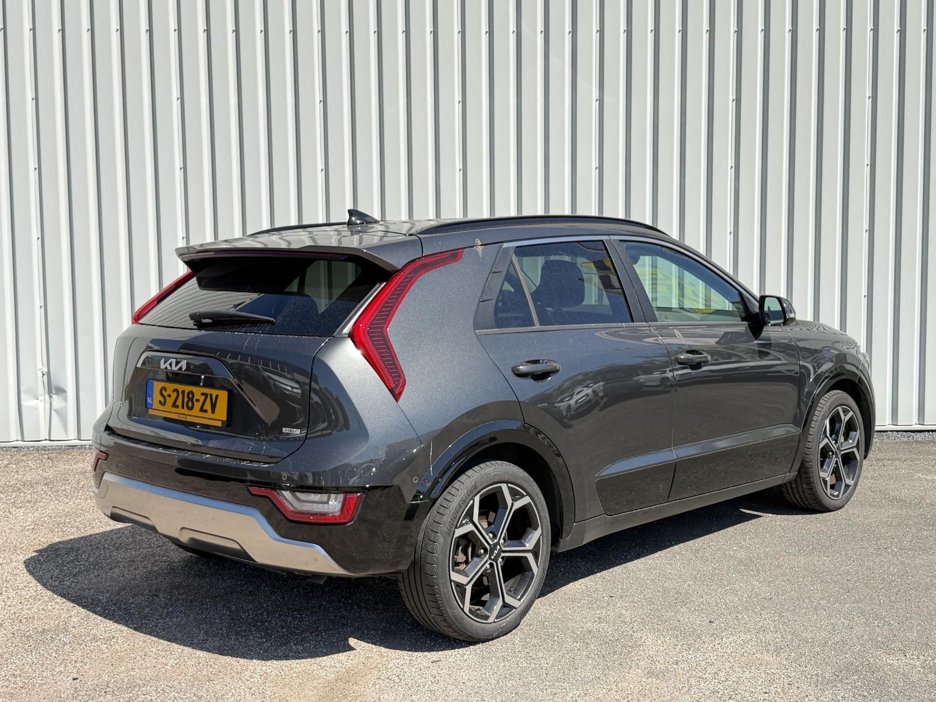 Kia Niro met kenteken S-218-ZV – achteraanzicht