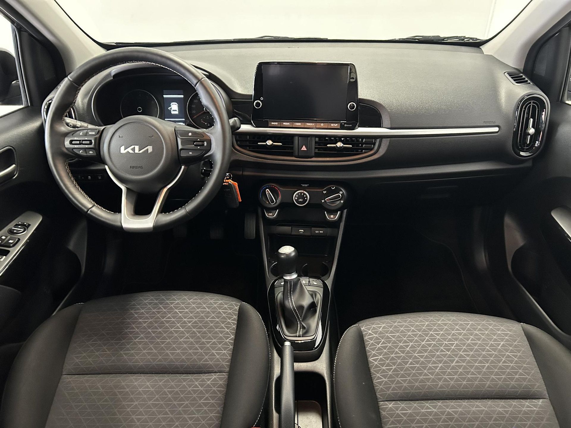 Kia Picanto met kenteken HLL-88-V – interieur