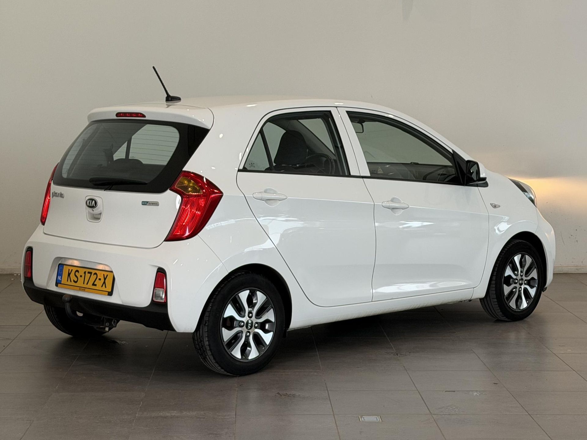 Kia Picanto met kenteken KS-172-X – achteraanzicht