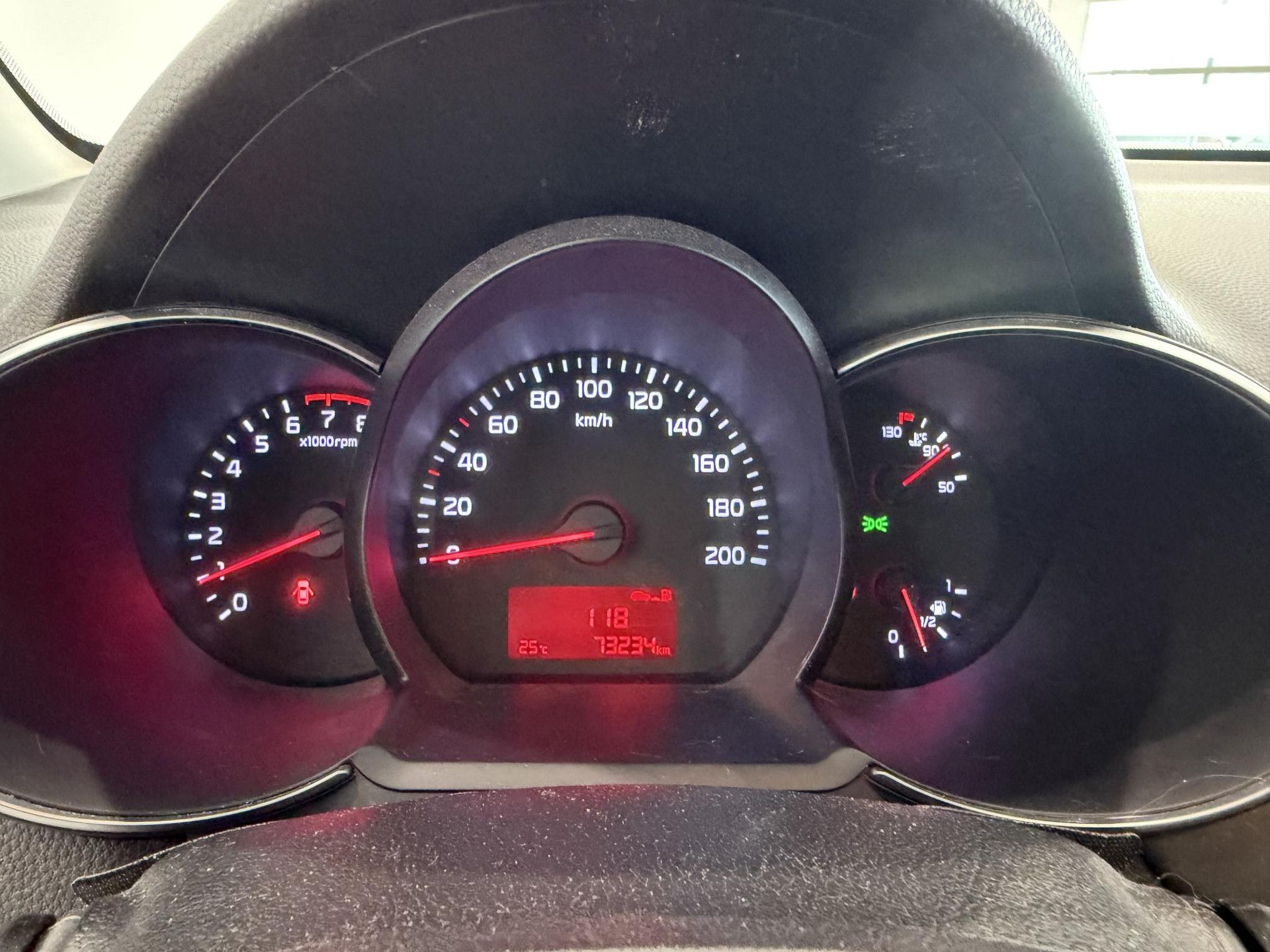 Kia Picanto met kenteken KS-172-X – interieur