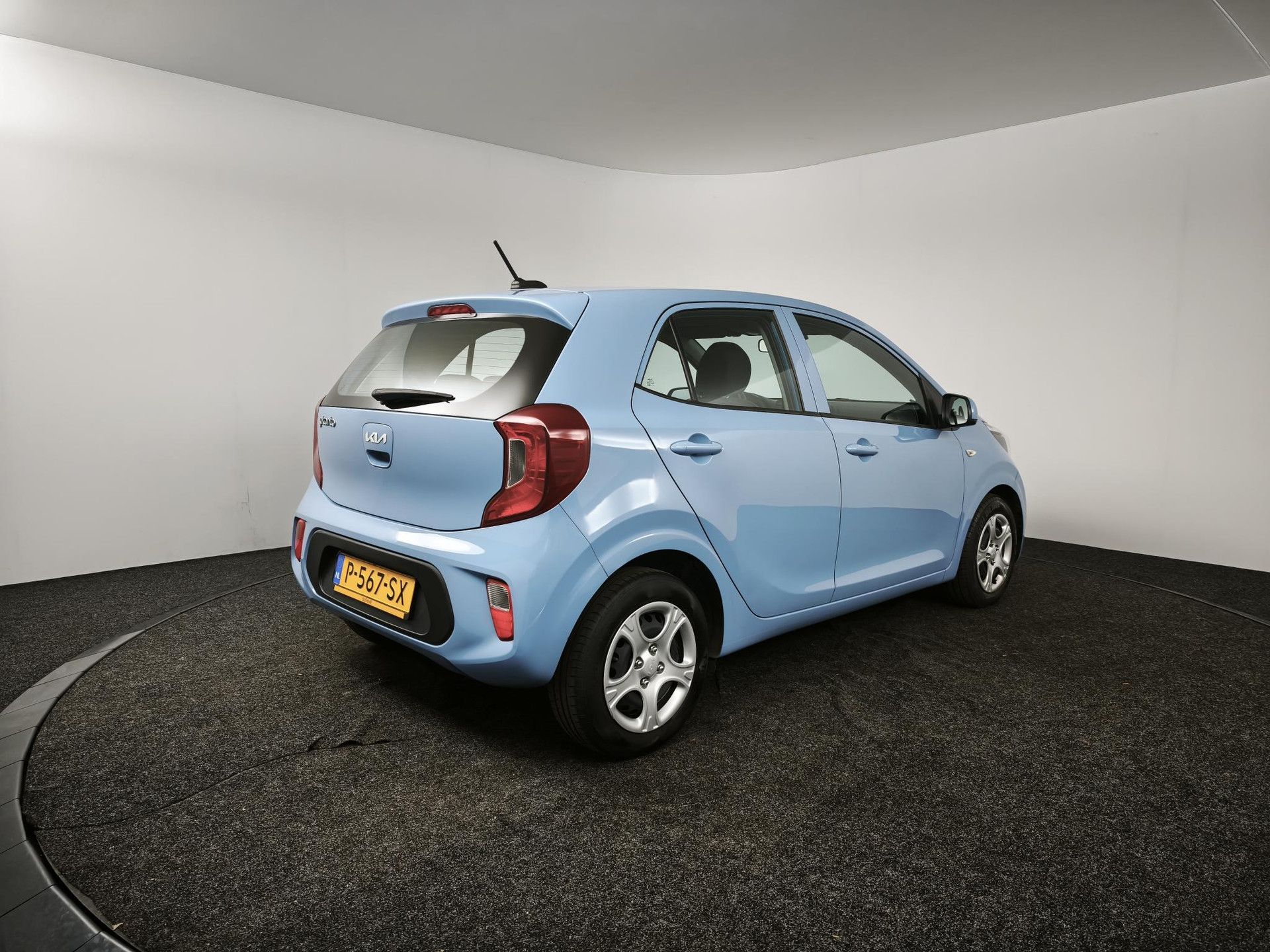 Kia Picanto met kenteken P-567-SX – achteraanzicht