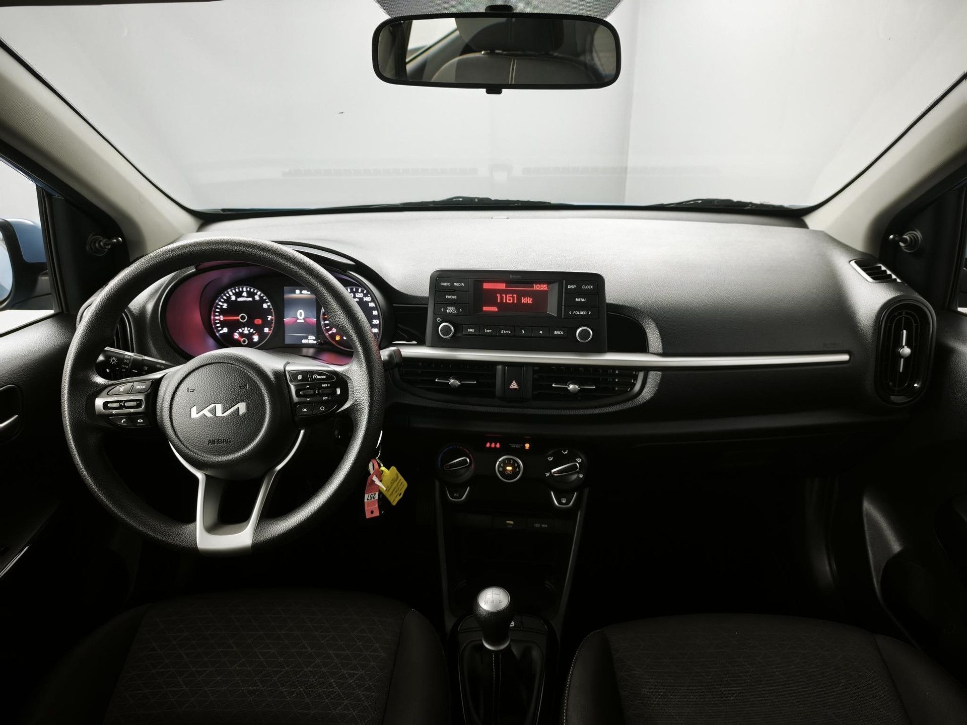 Kia Picanto met kenteken P-567-SX – interieur