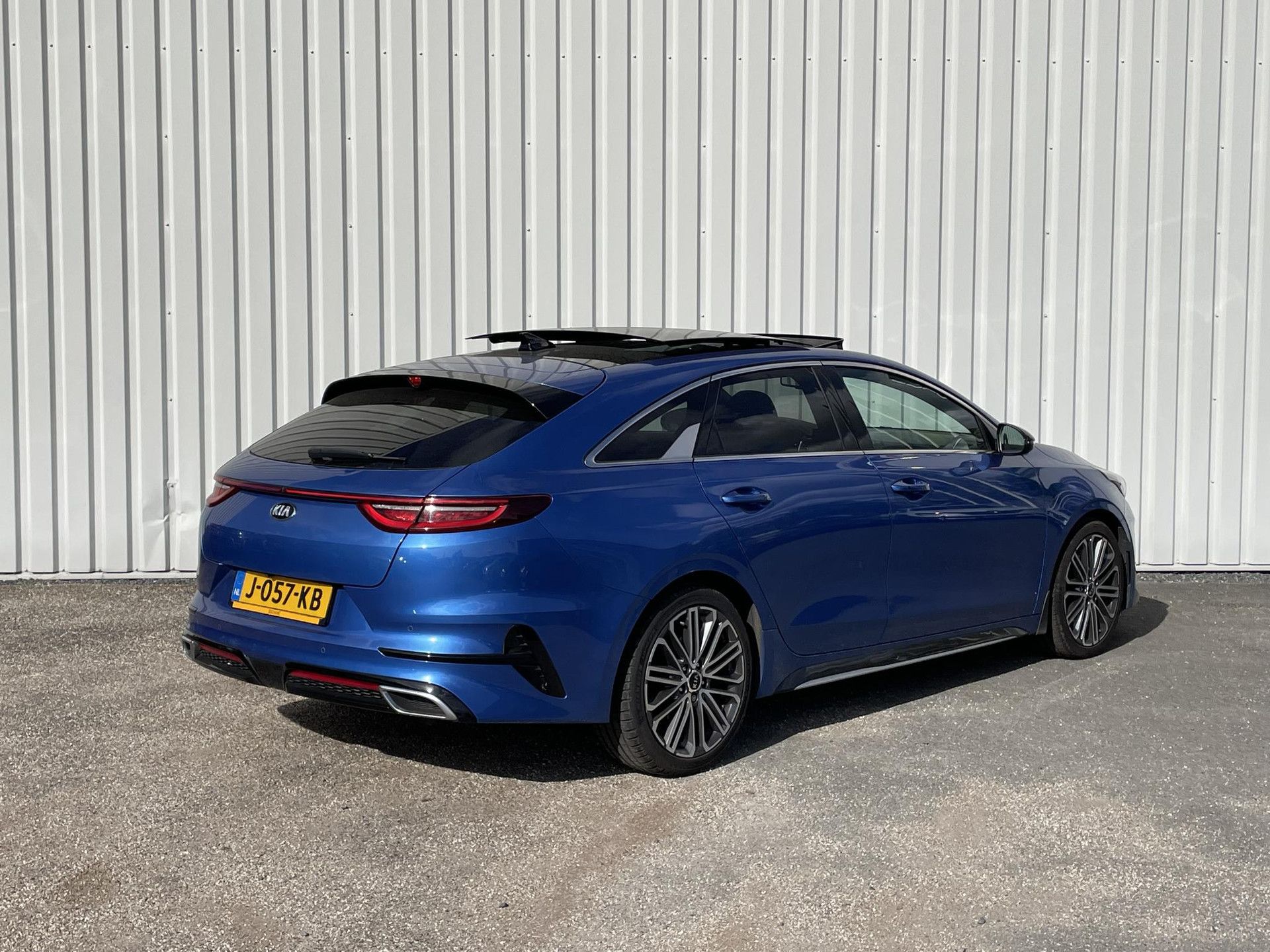 Kia ProCeed met kenteken J-057-KB – achteraanzicht