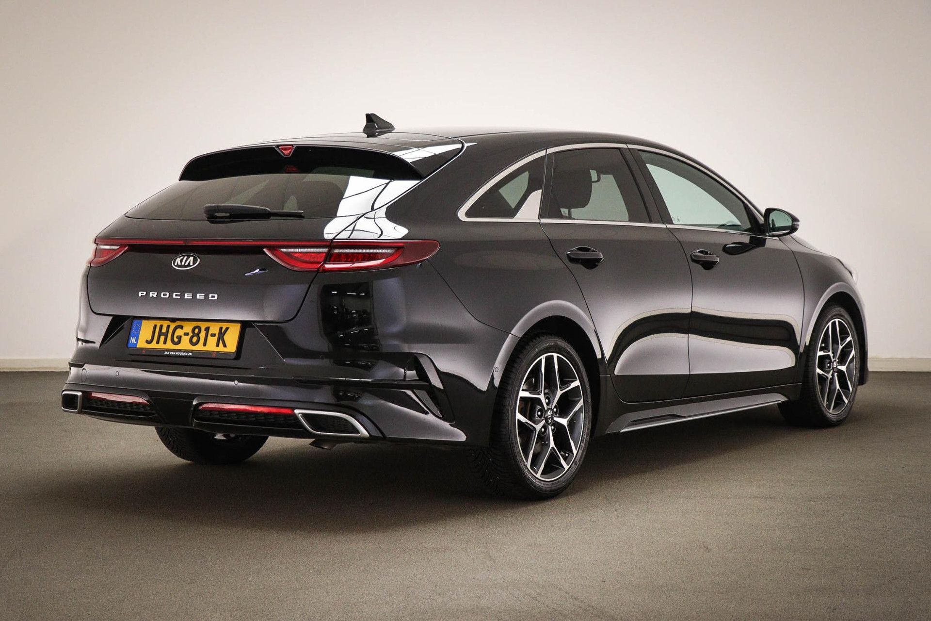 Kia ProCeed met kenteken JHG-81-K – achteraanzicht