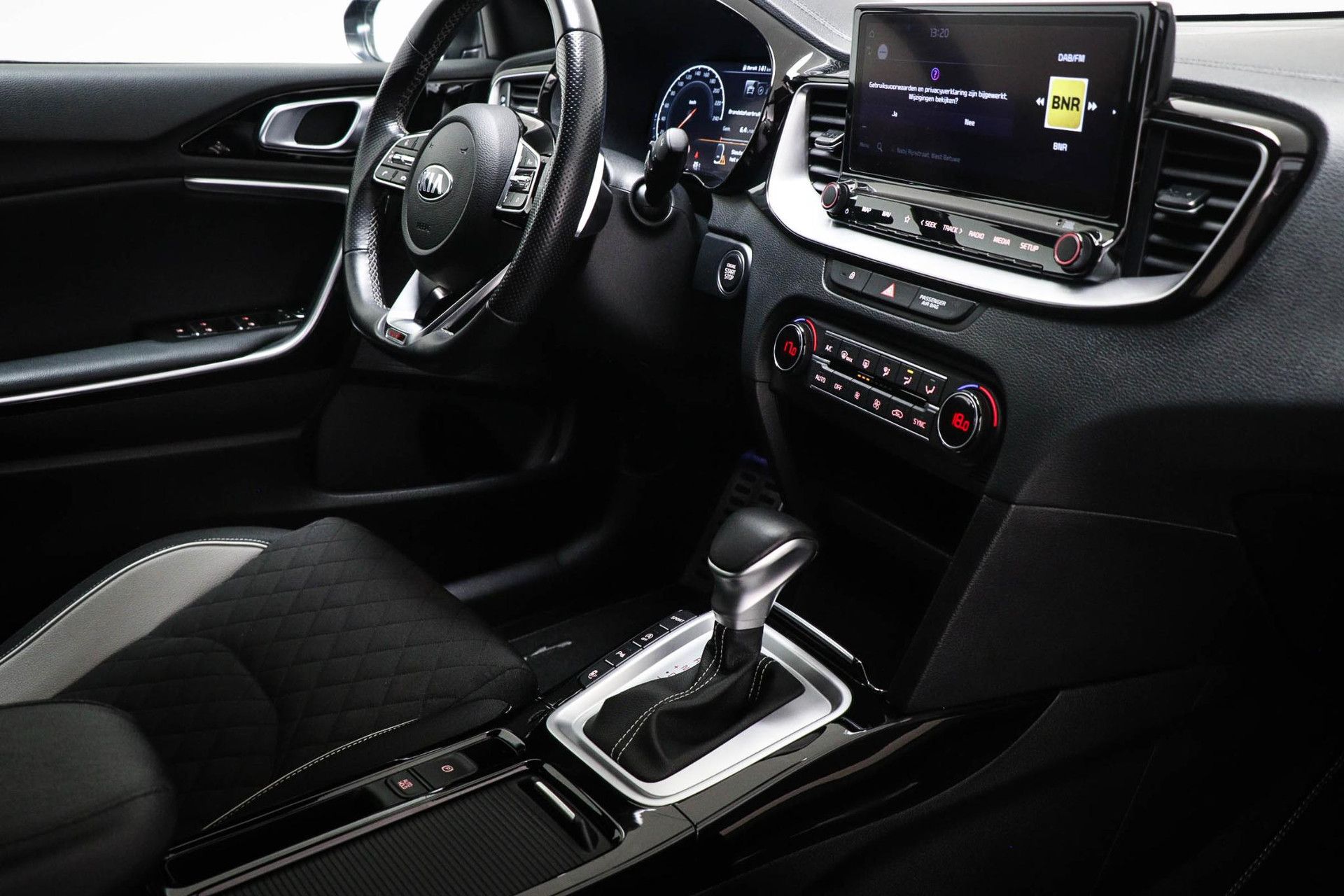 Kia ProCeed met kenteken JHG-81-K – interieur