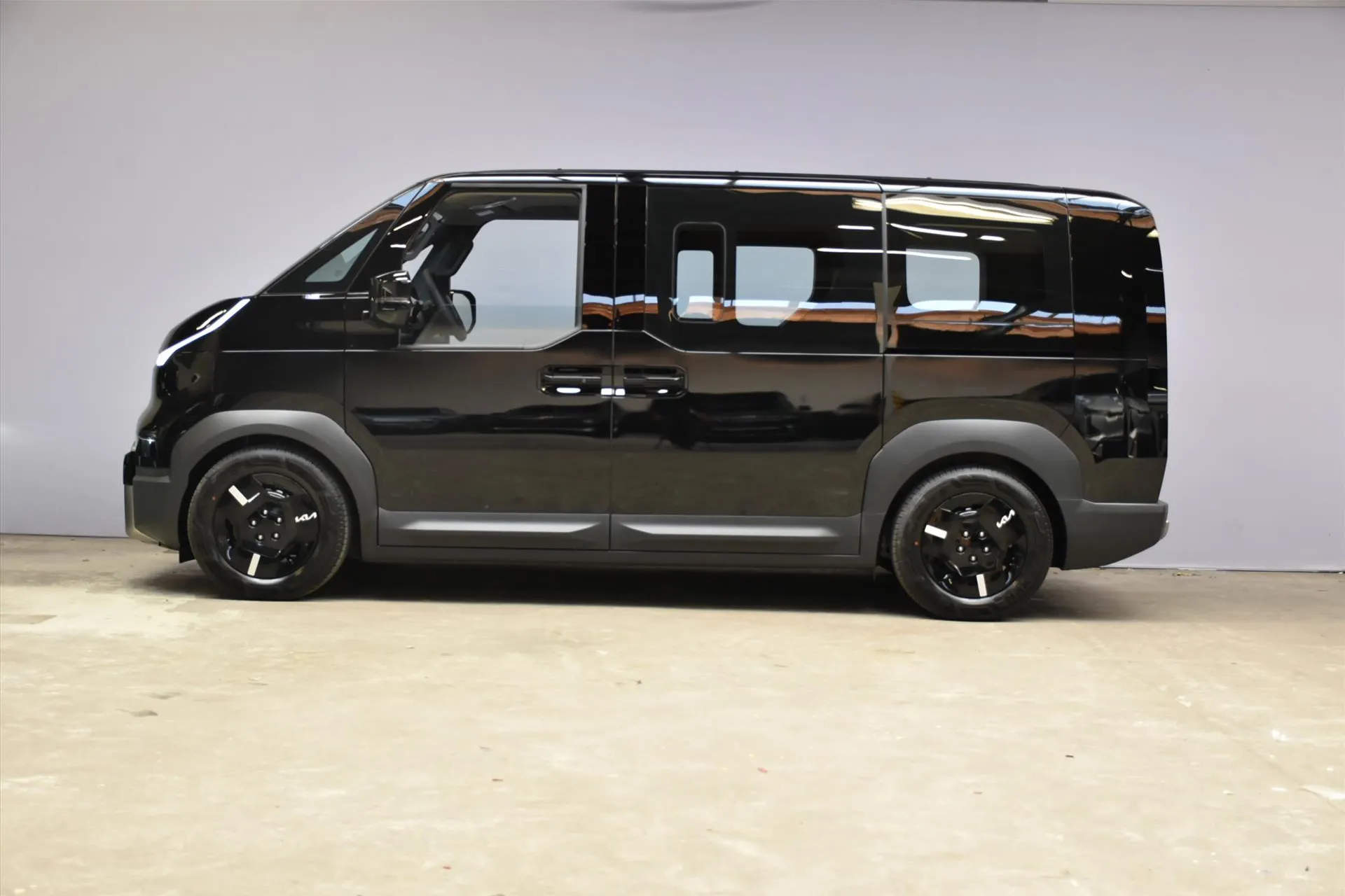 Kia PV5 met kenteken 76209 – achteraanzicht