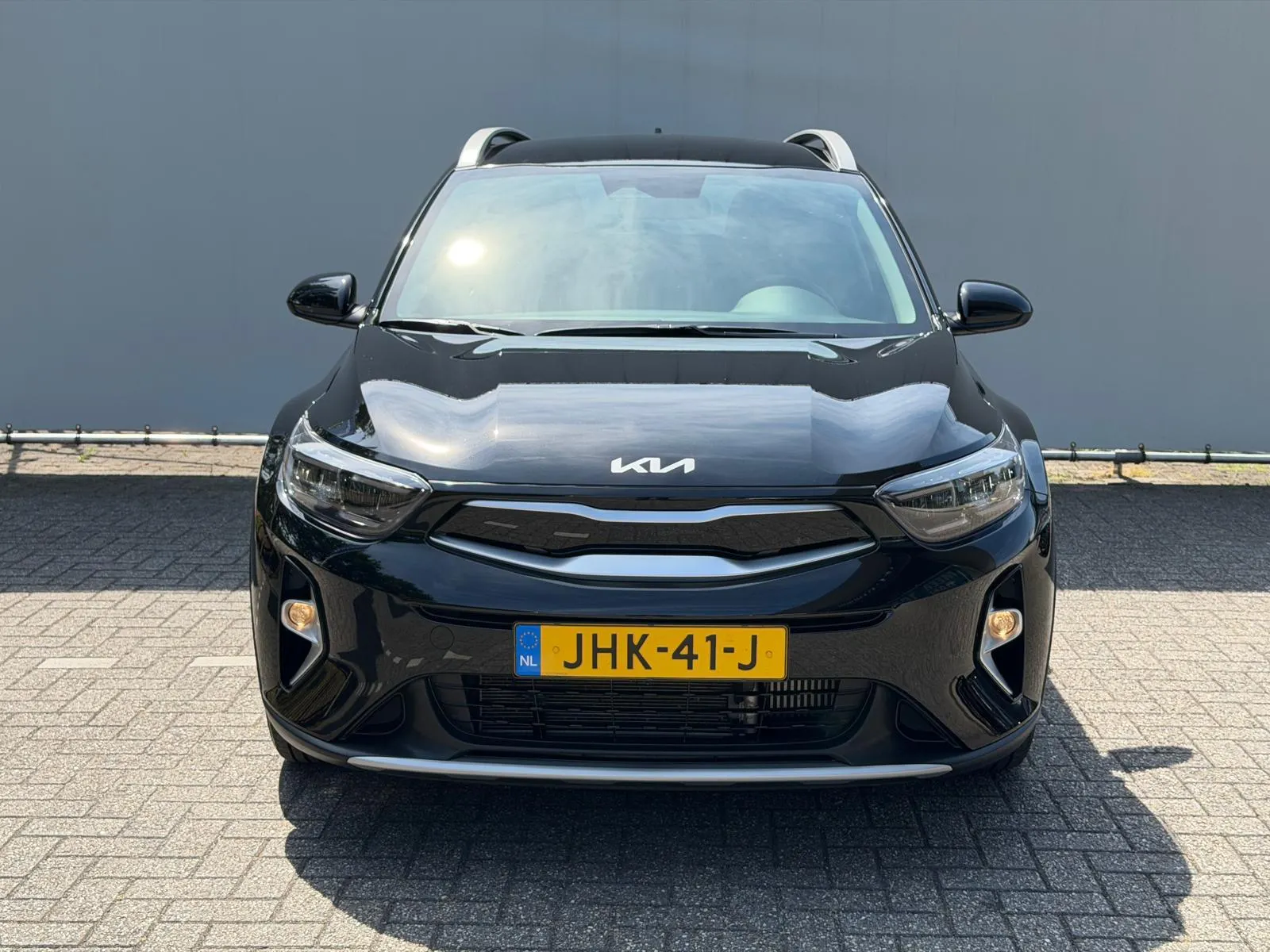 Kia Stonic met kenteken JHK-41-J – achteraanzicht