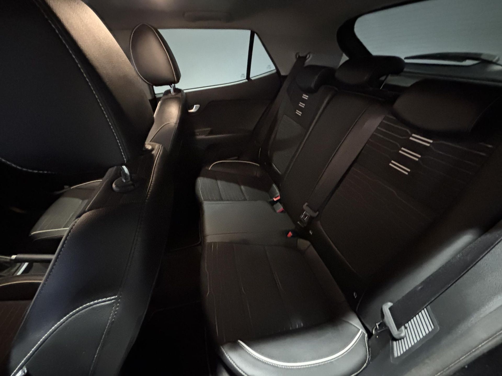 Kia Stonic met kenteken P-947-FH – detailfoto