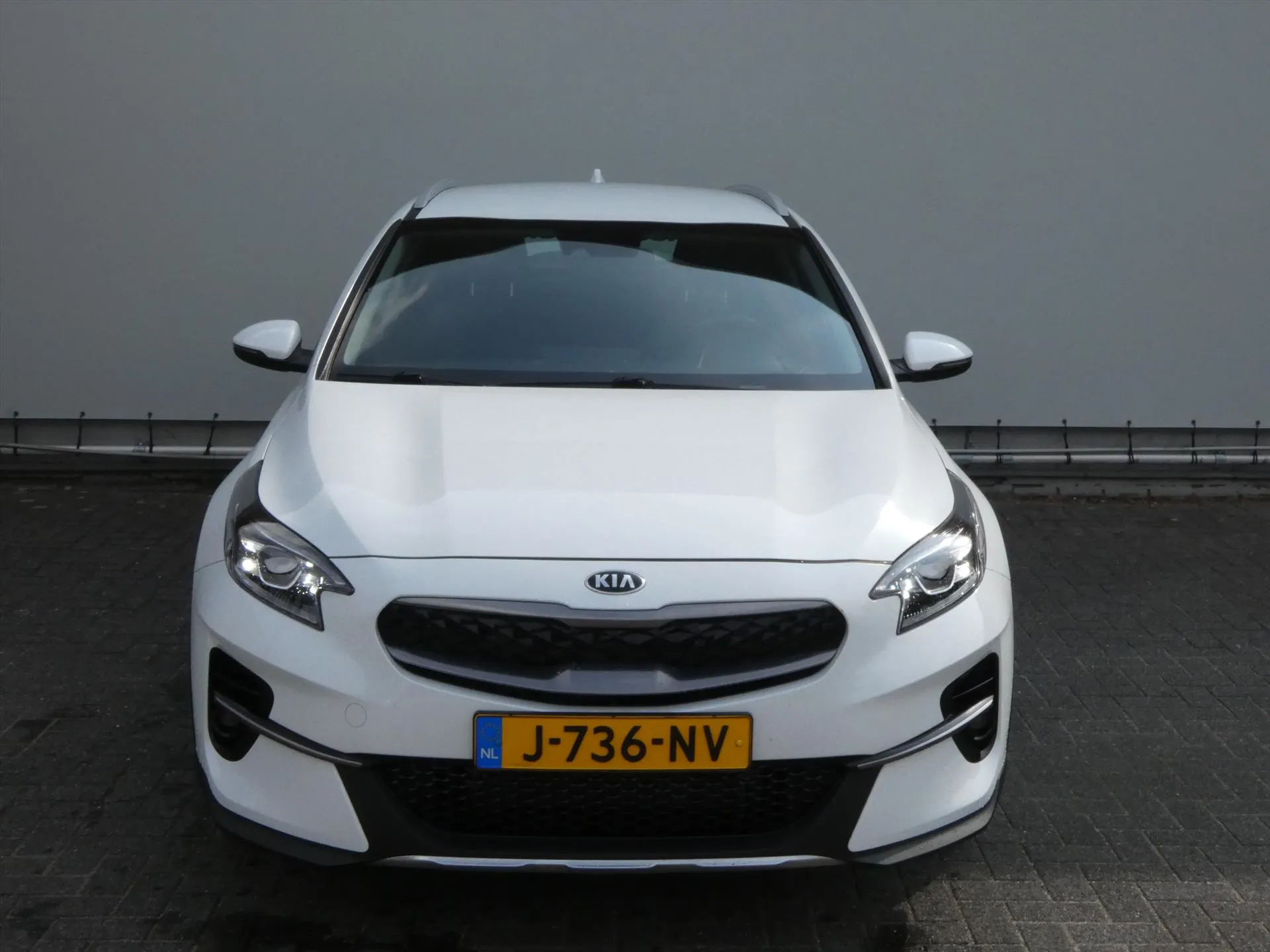 Kia Xceed met kenteken J-736-NV – achteraanzicht