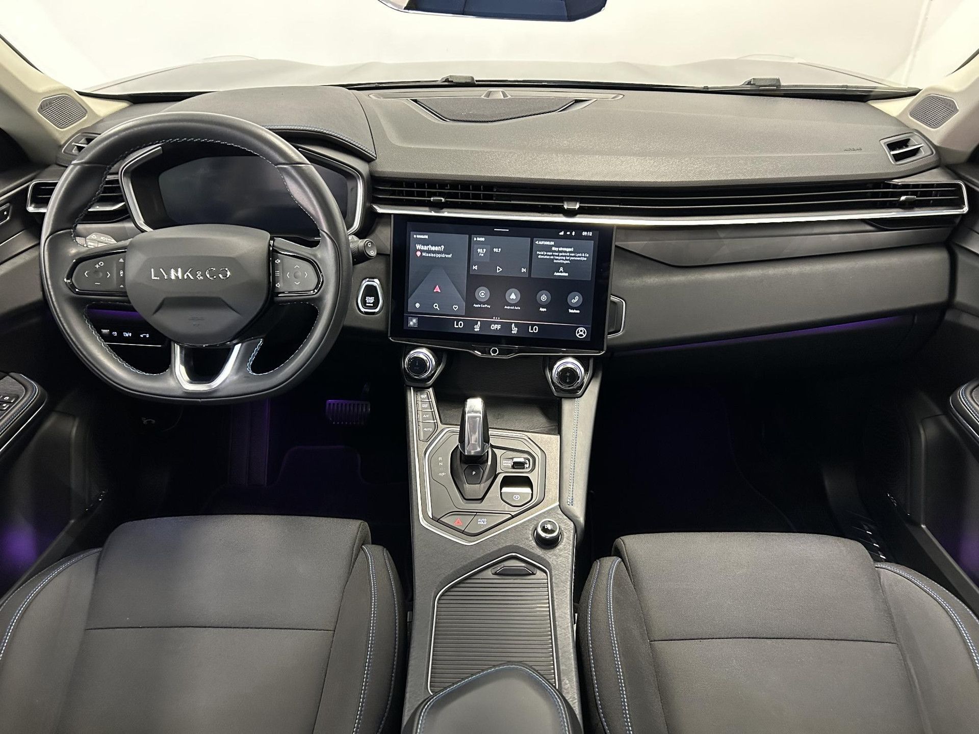 Lynk & Co &Co01 met kenteken GHK-49-F – interieur