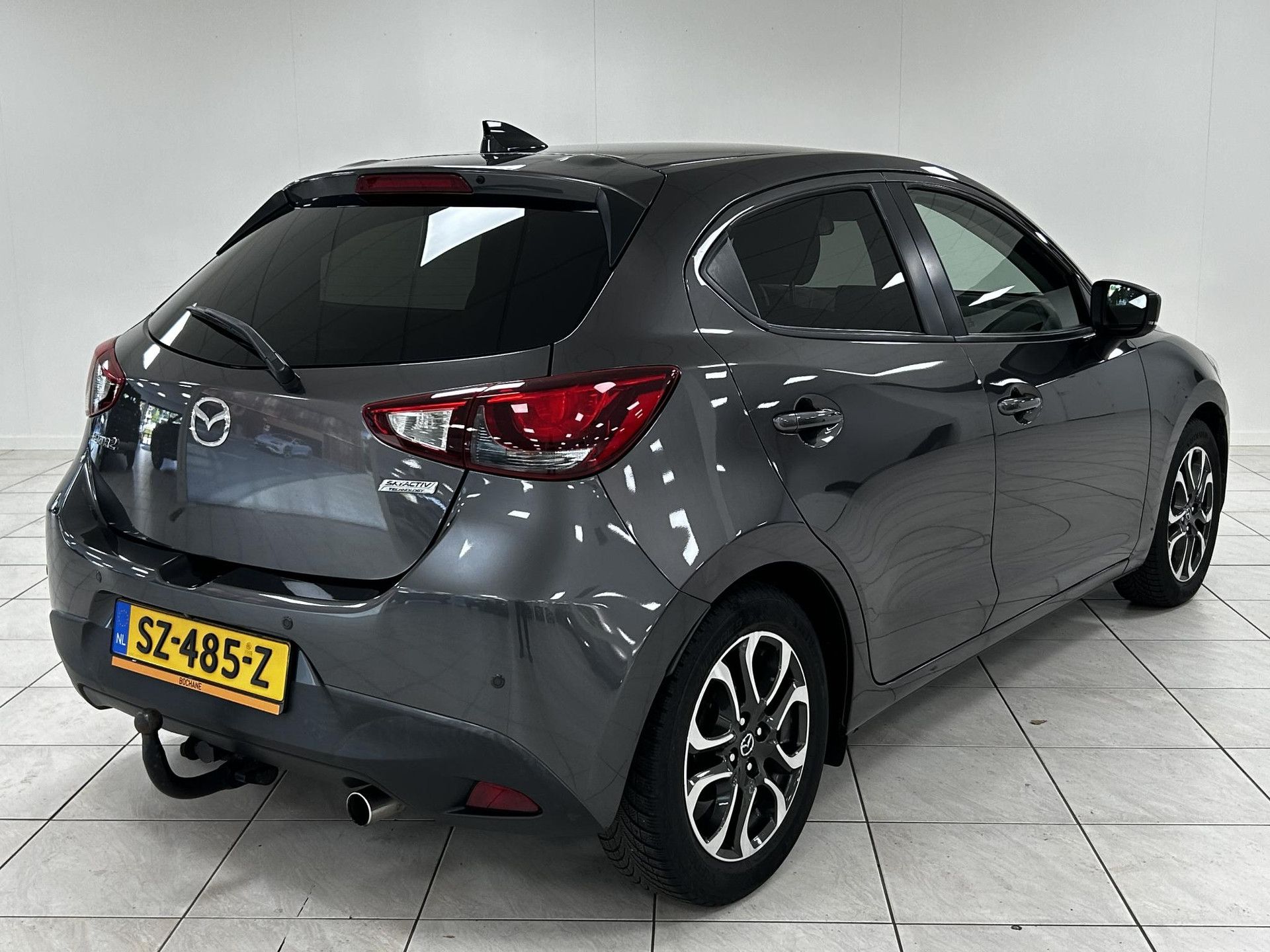Mazda 2 met kenteken SZ-485-Z – achteraanzicht