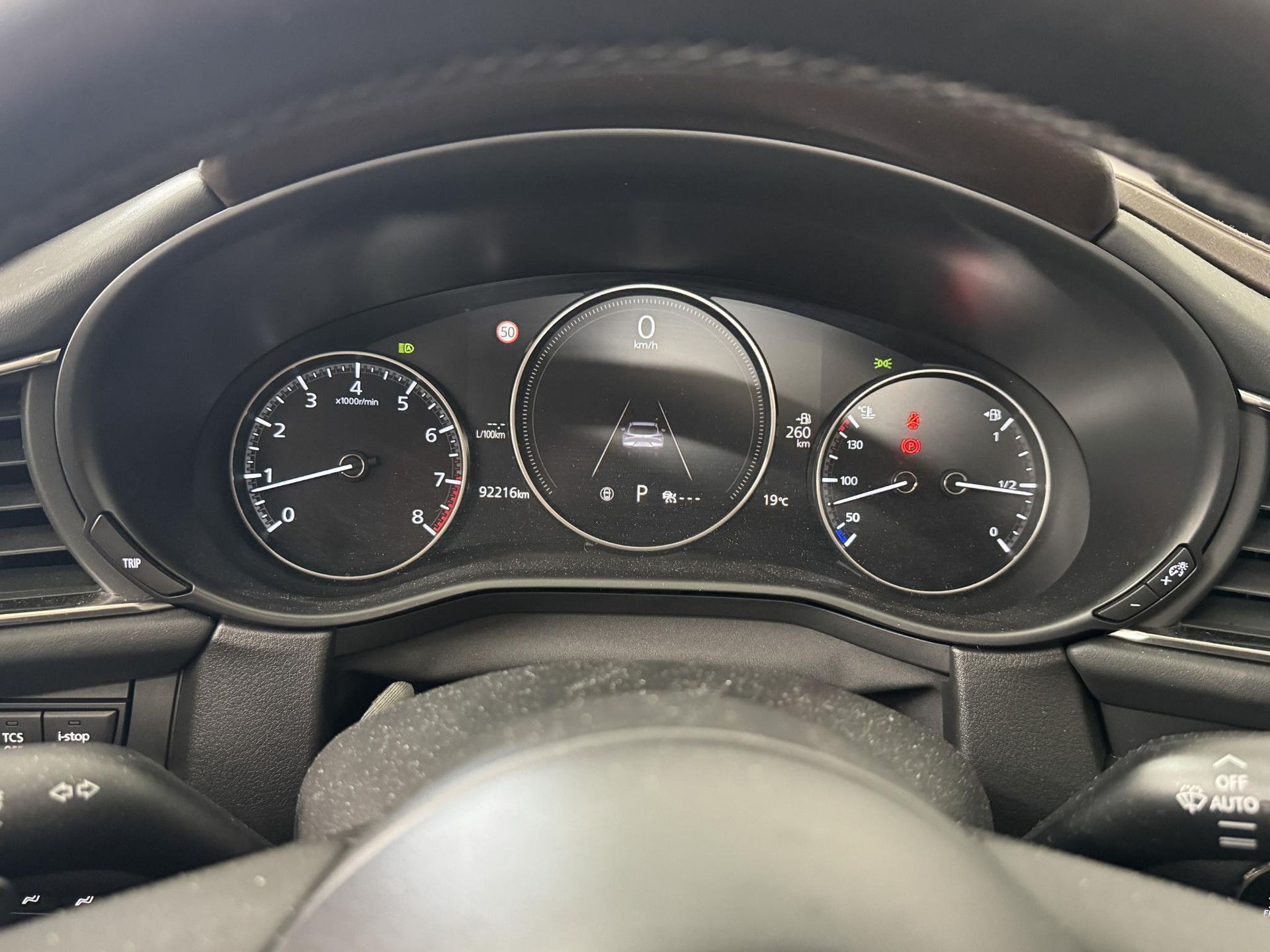 Mazda CX-30 met kenteken GHT-75-F – dashboard