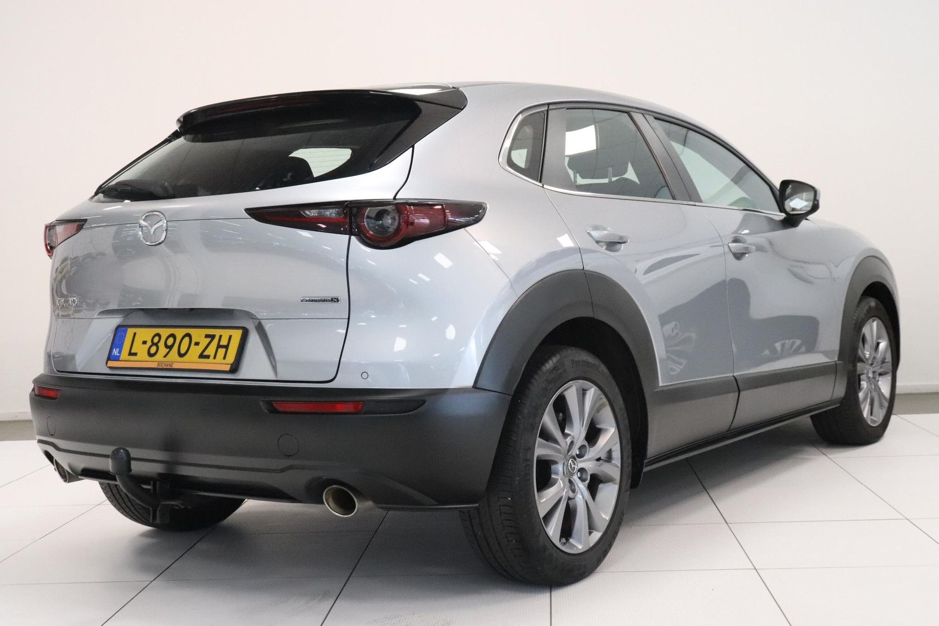Mazda CX-30 met kenteken L-890-ZH – achteraanzicht