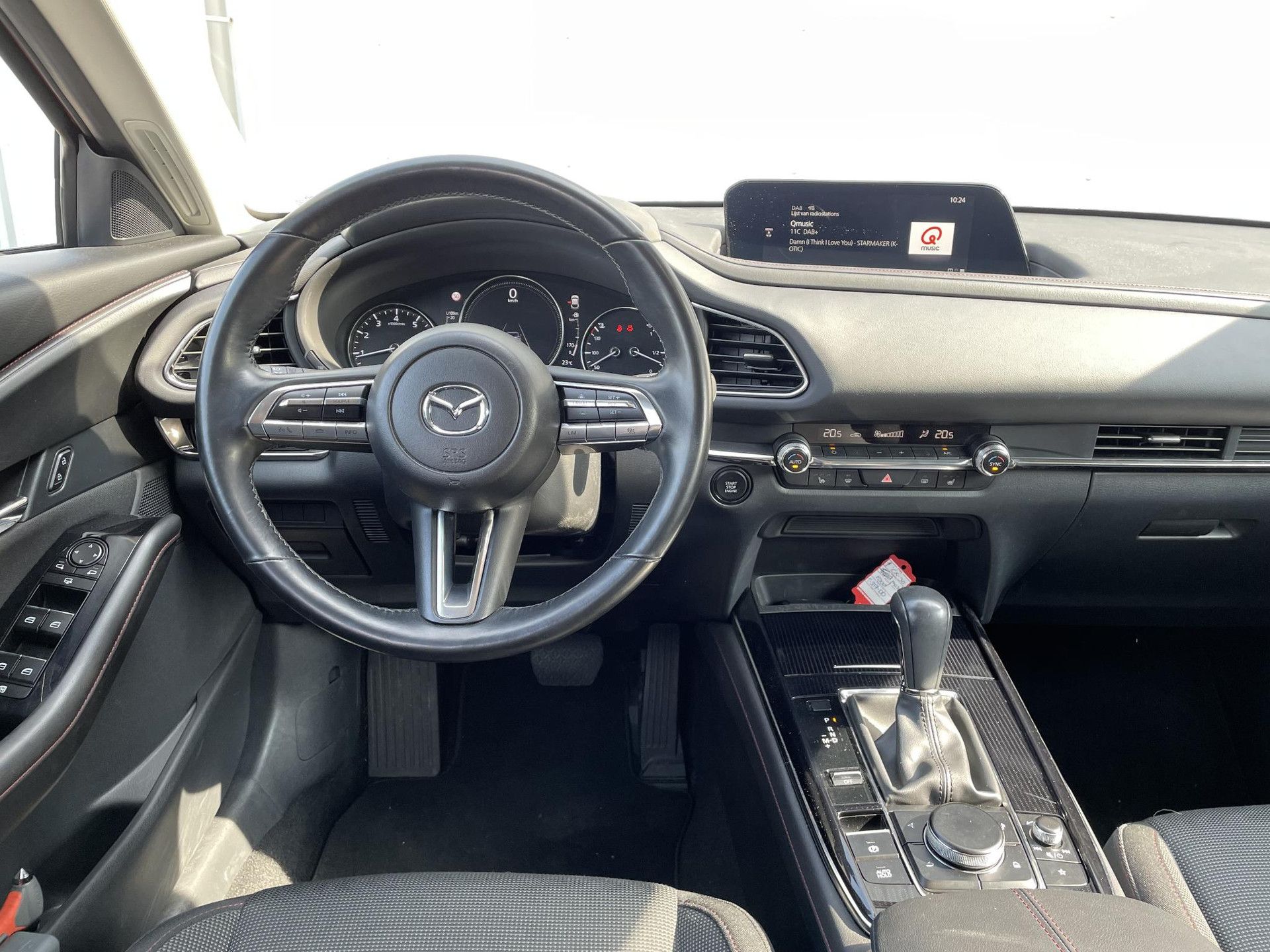 Mazda CX-30 met kenteken T-317-DD – interieur