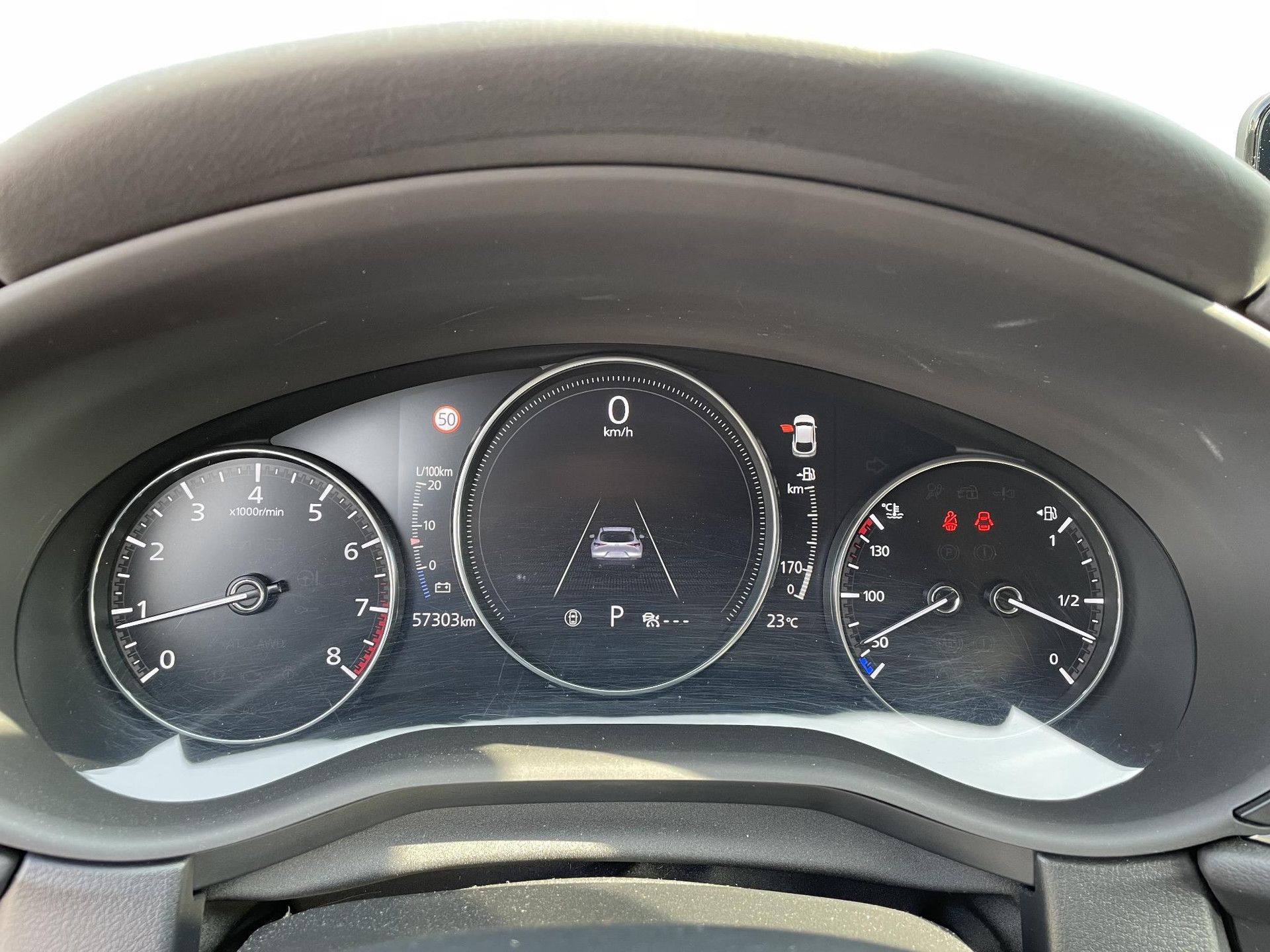 Mazda CX-30 met kenteken T-317-DD – dashboard