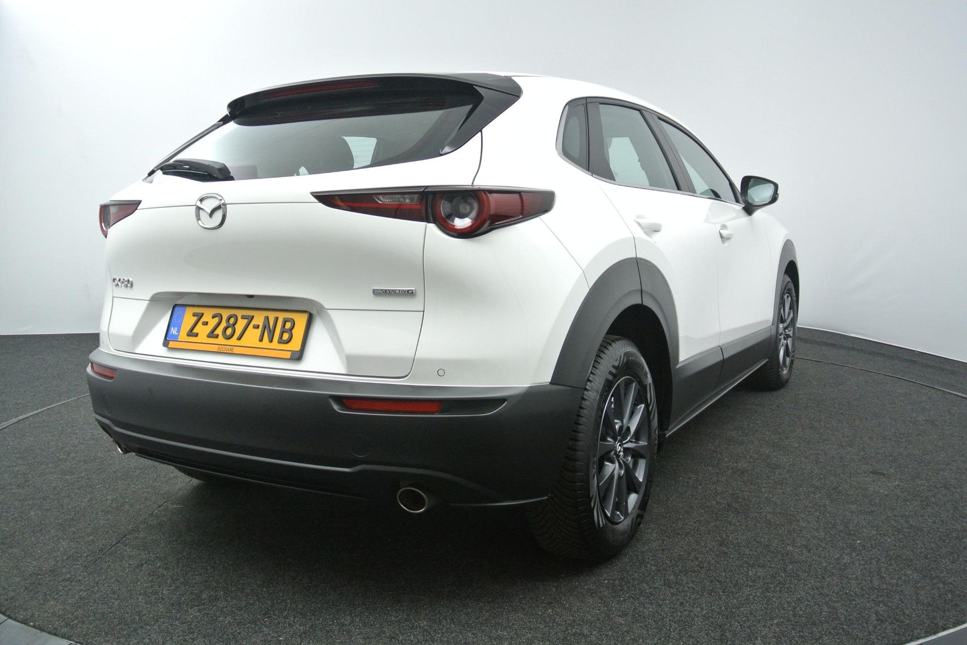 Mazda CX-30 met kenteken Z-287-NB – achteraanzicht