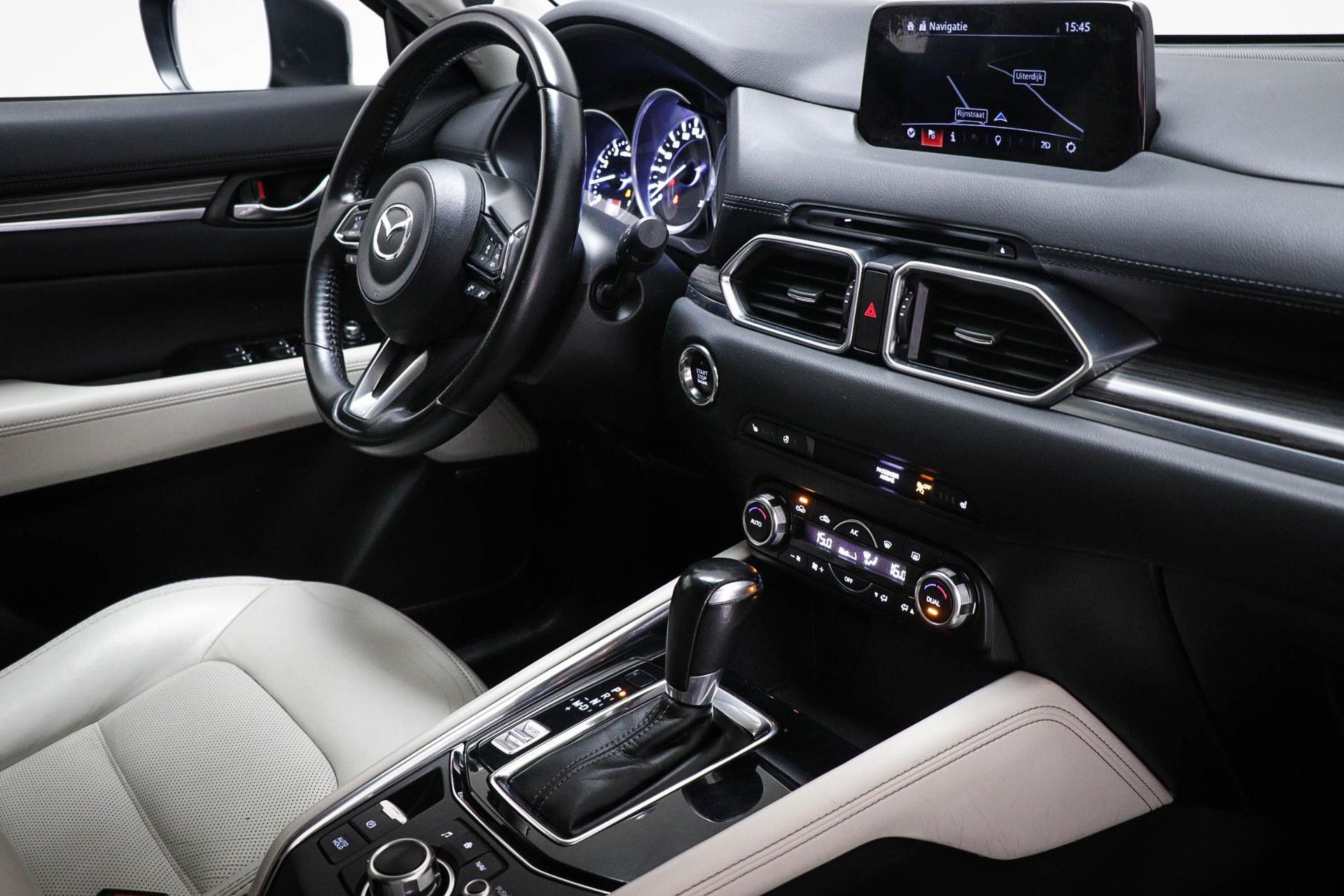 Mazda CX-5 met kenteken GBH-11-Z – interieur