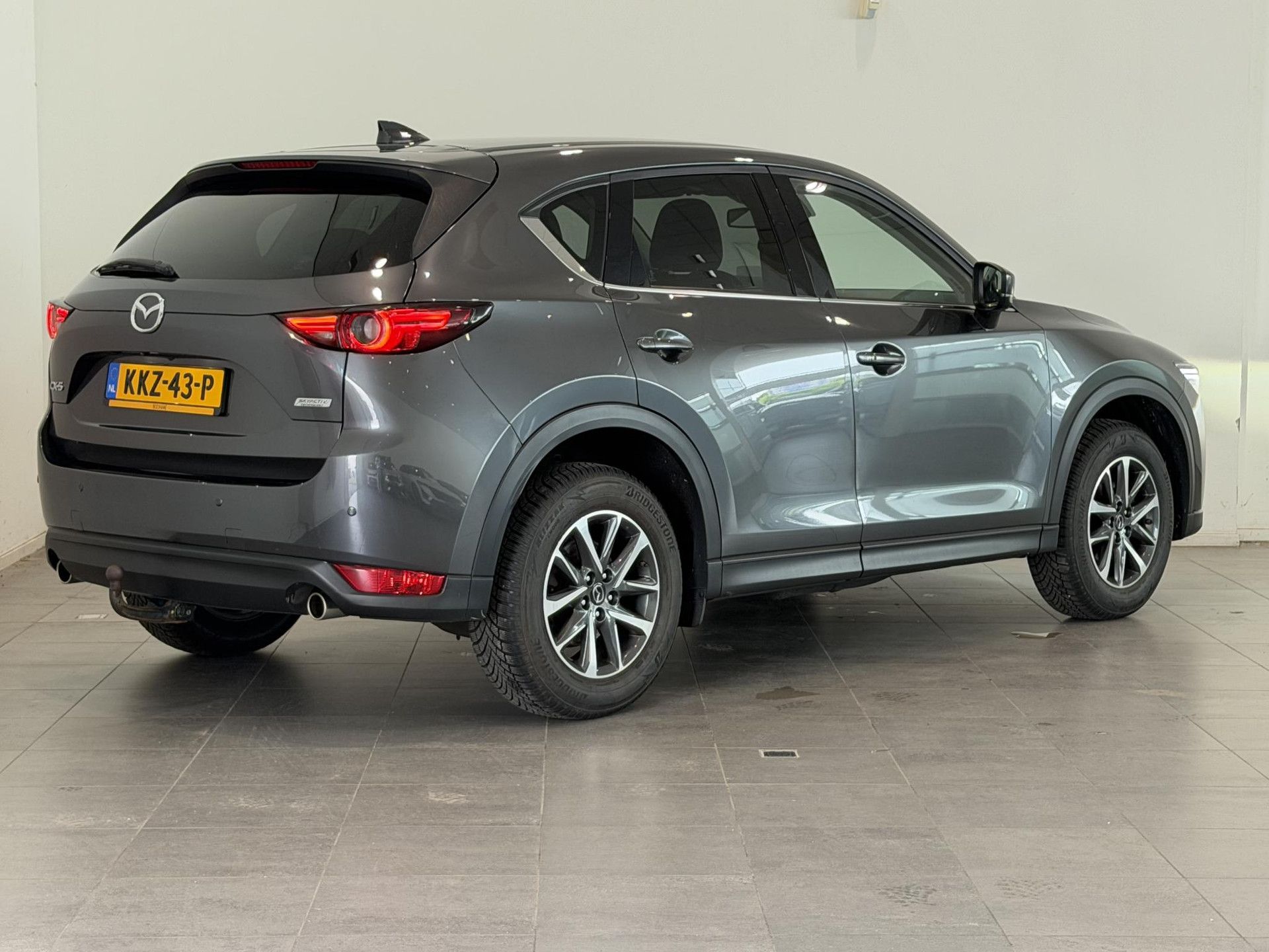 Mazda CX-5 met kenteken KKZ-43-P – achteraanzicht