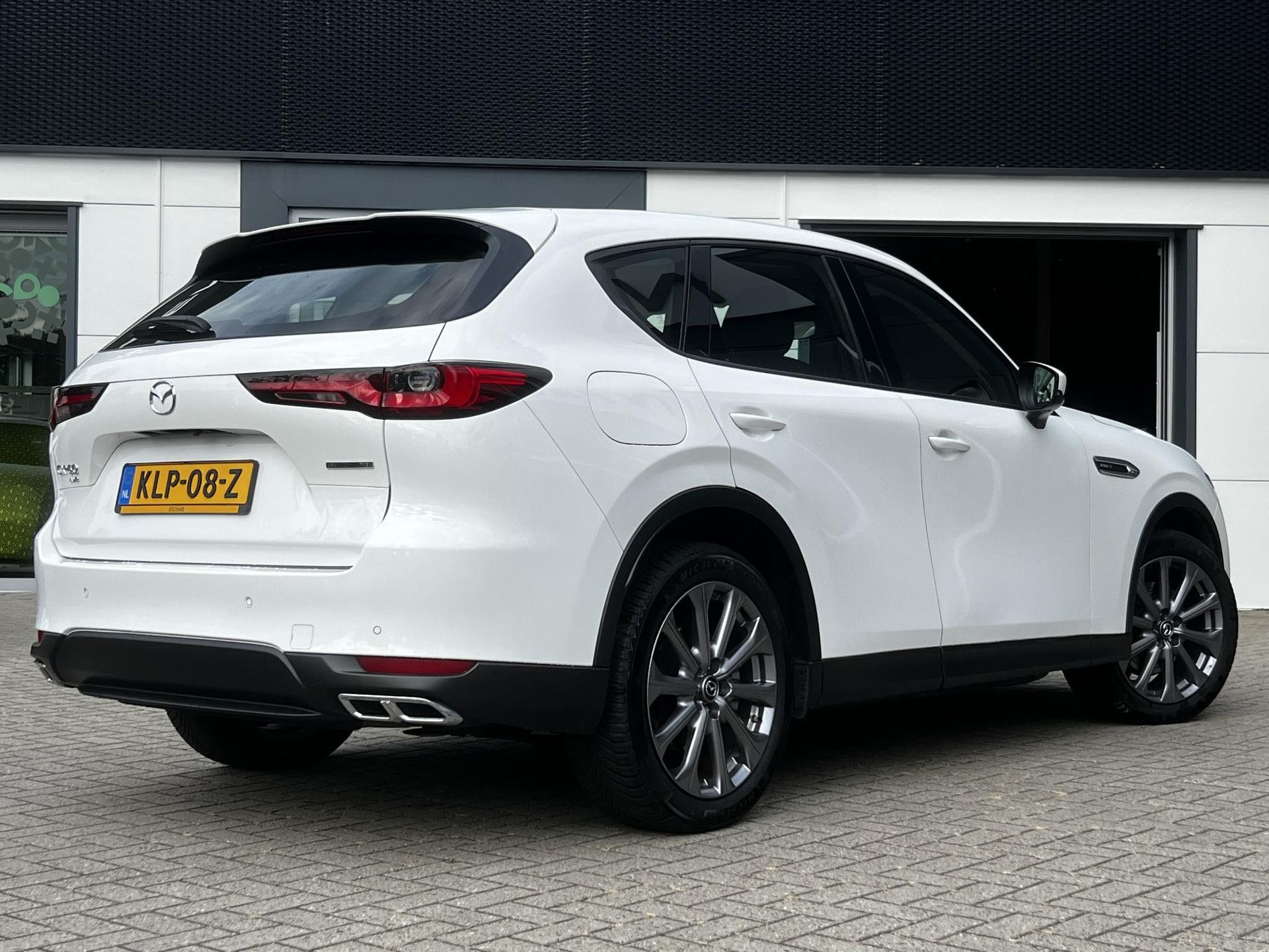 Mazda CX-60 met kenteken KLP-08-Z – achteraanzicht