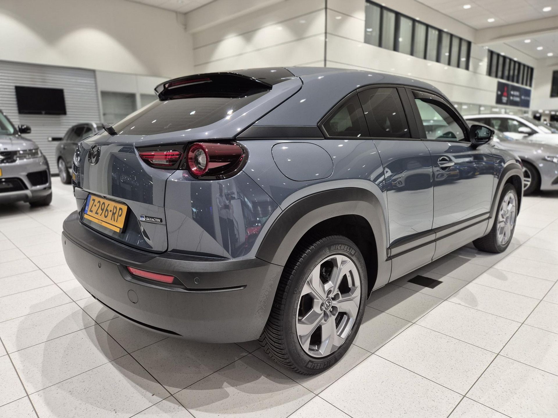 Mazda MX-30 met kenteken Z-296-RP – achteraanzicht
