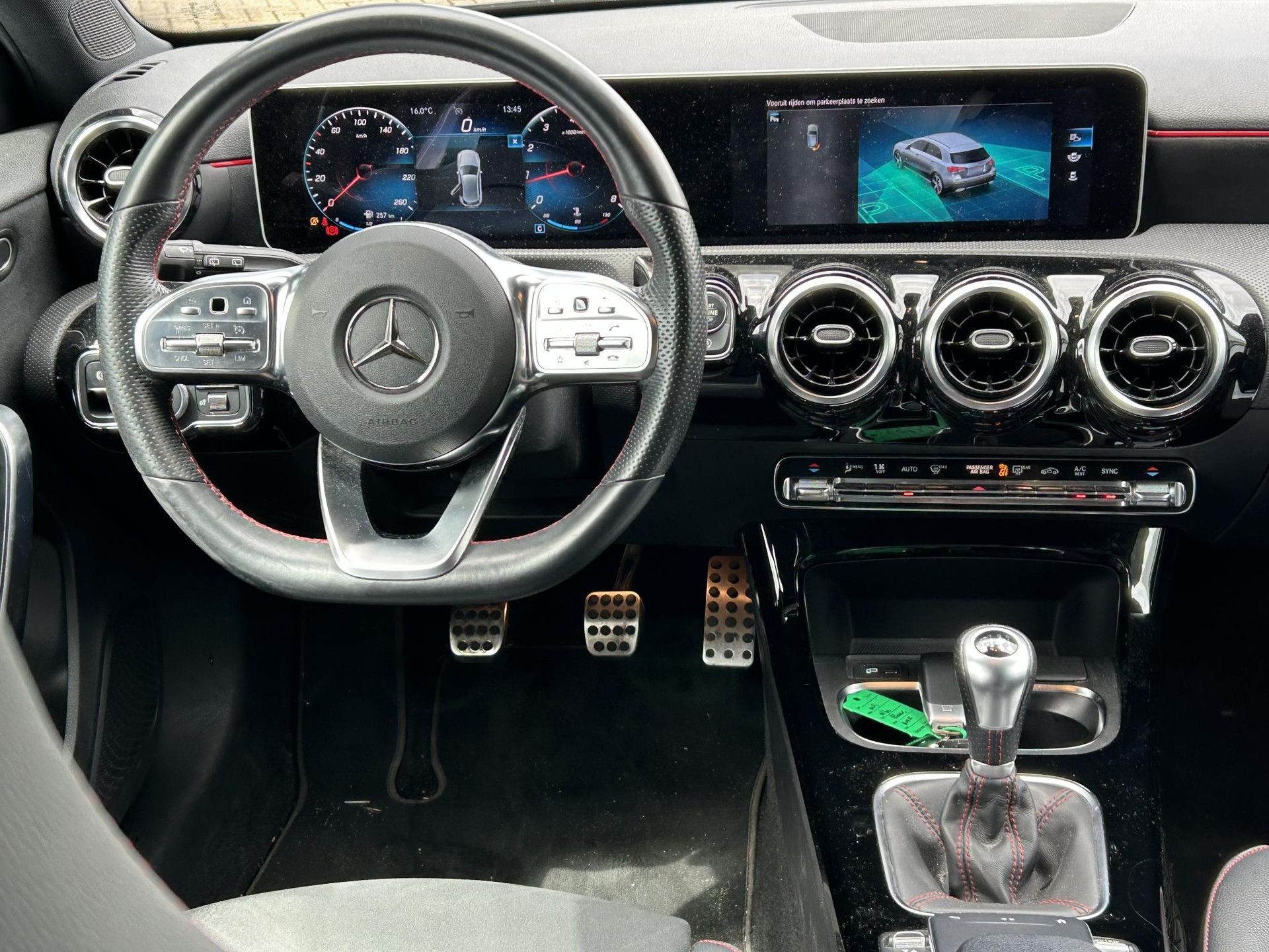 Mercedes-Benz A-Klasse met kenteken H-044-HL – interieur