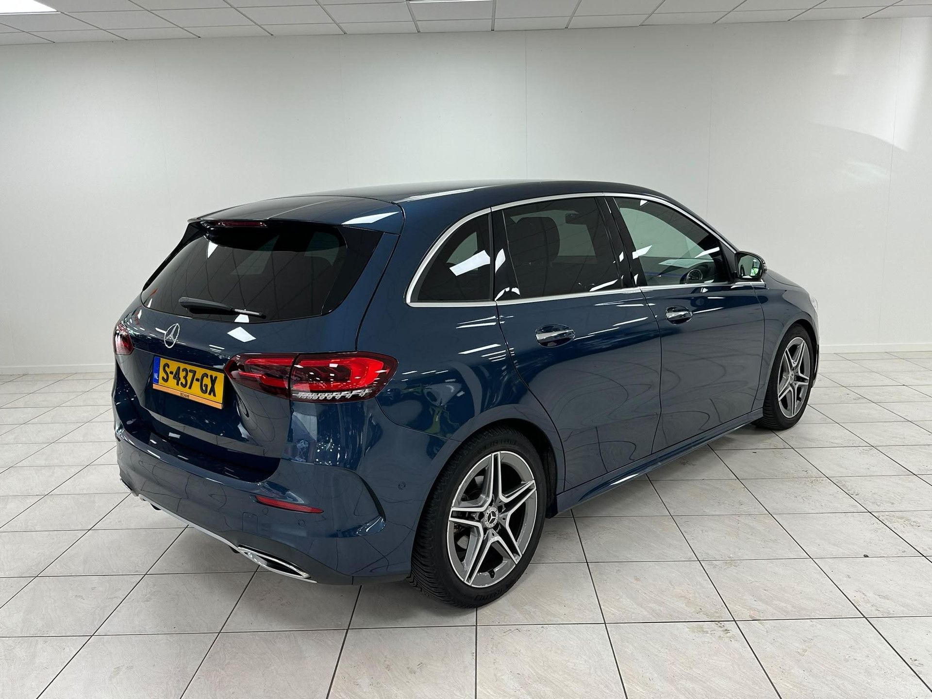 Mercedes-Benz B-Klasse met kenteken S-437-GX – achteraanzicht