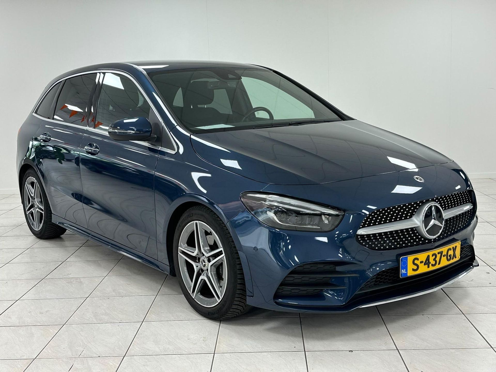 Mercedes-Benz B-Klasse met kenteken S-437-GX – detailfoto