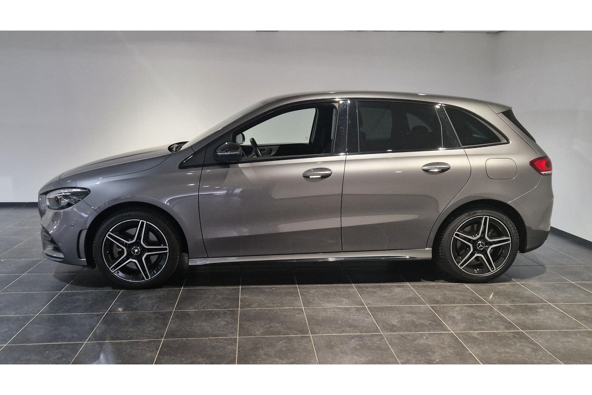 Mercedes-Benz B-Klasse met kenteken T-146-DB – achteraanzicht