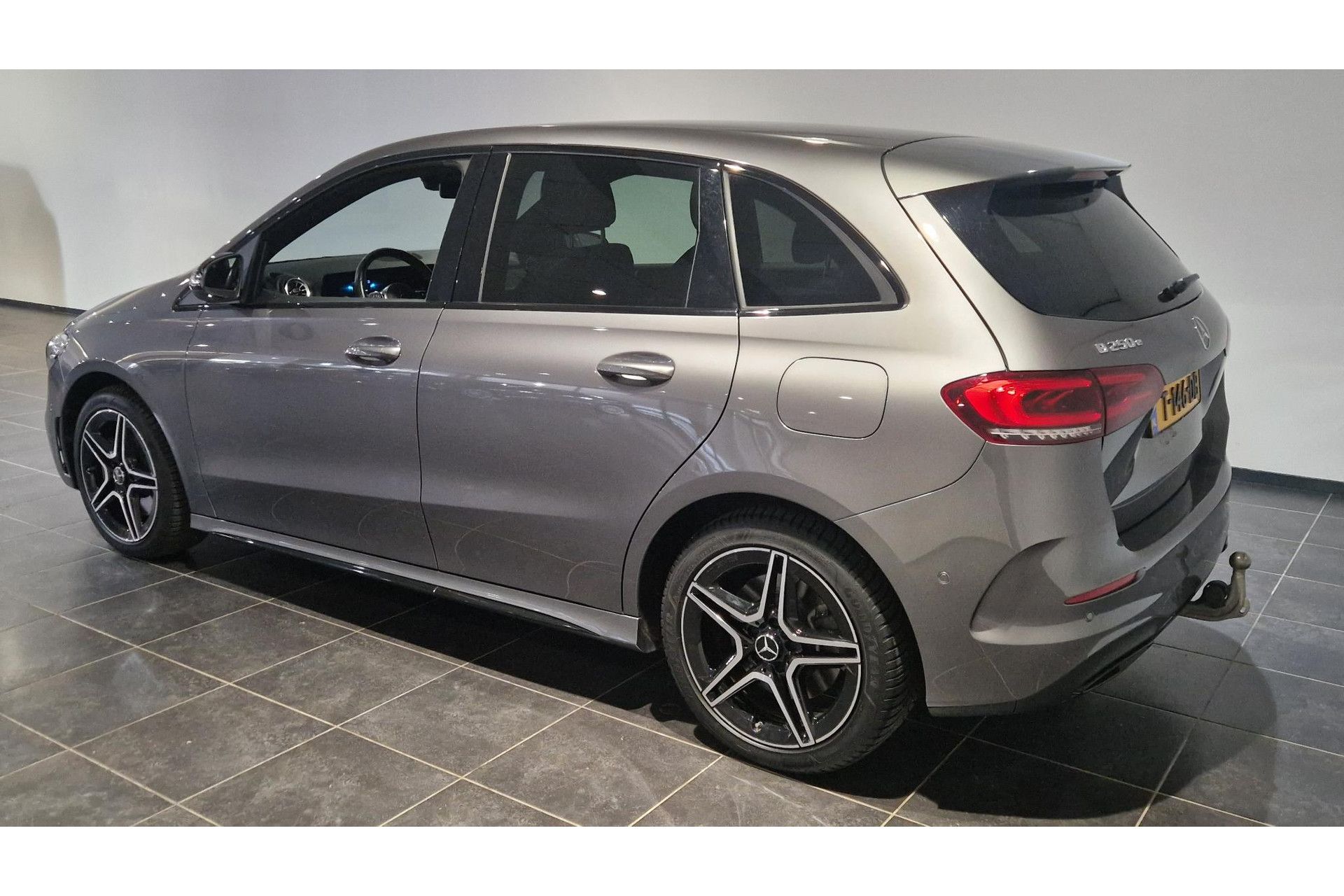 Mercedes-Benz B-Klasse met kenteken T-146-DB – detailfoto