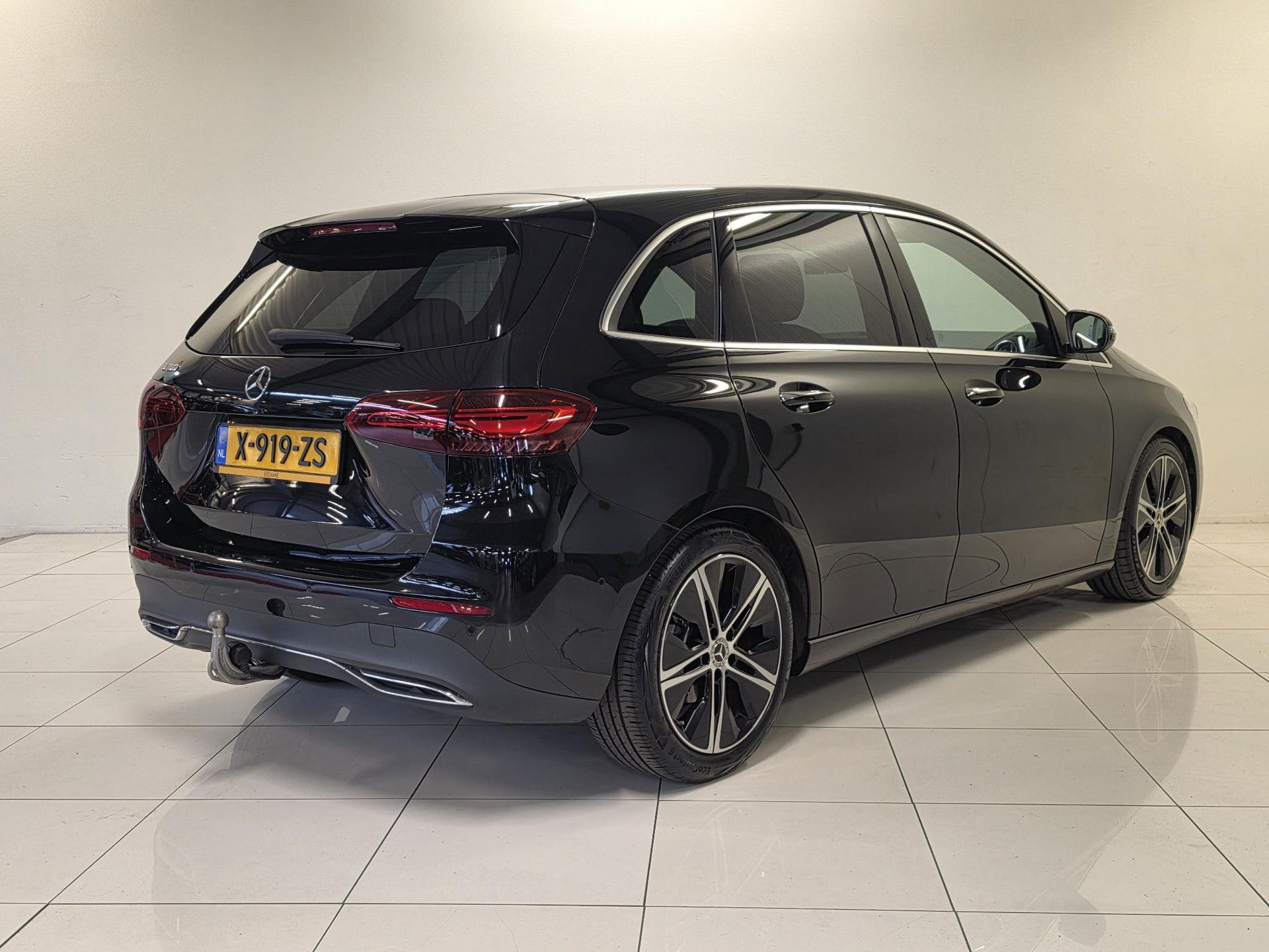Mercedes-Benz B-Klasse met kenteken X-919-ZS – achteraanzicht