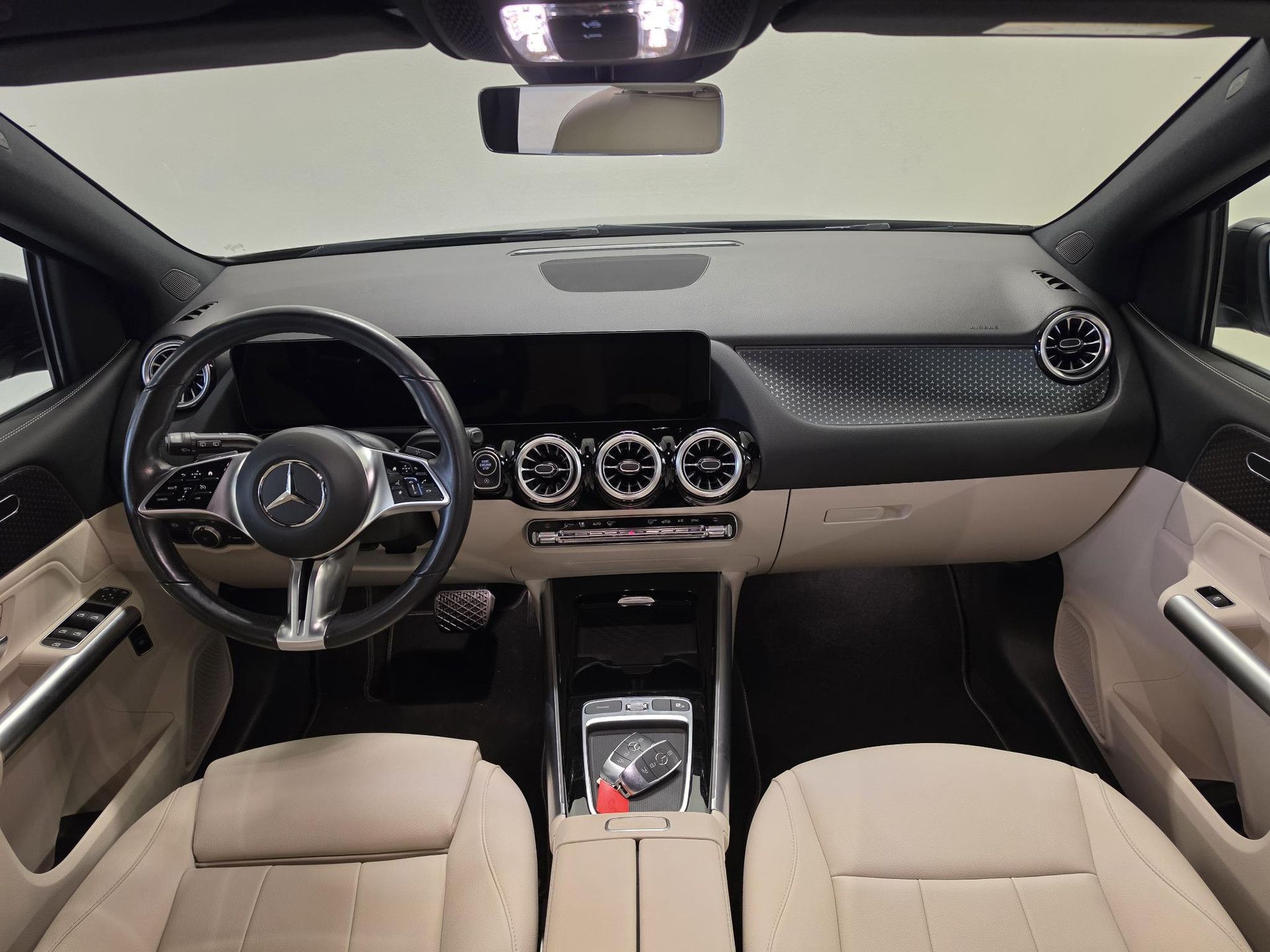 Mercedes-Benz B-Klasse met kenteken X-919-ZS – interieur
