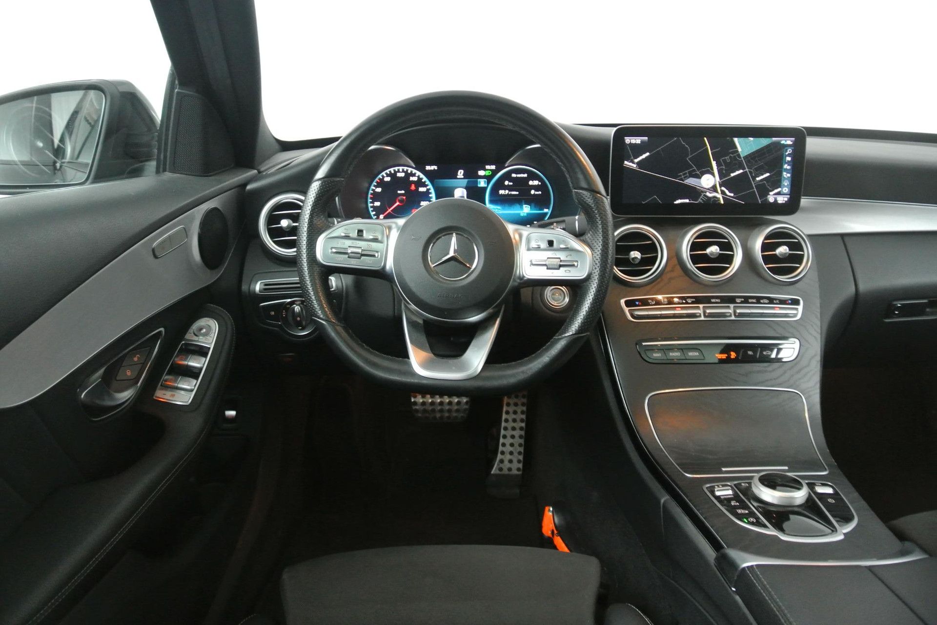 Mercedes-Benz C-Klasse met kenteken G-719-KS – interieur
