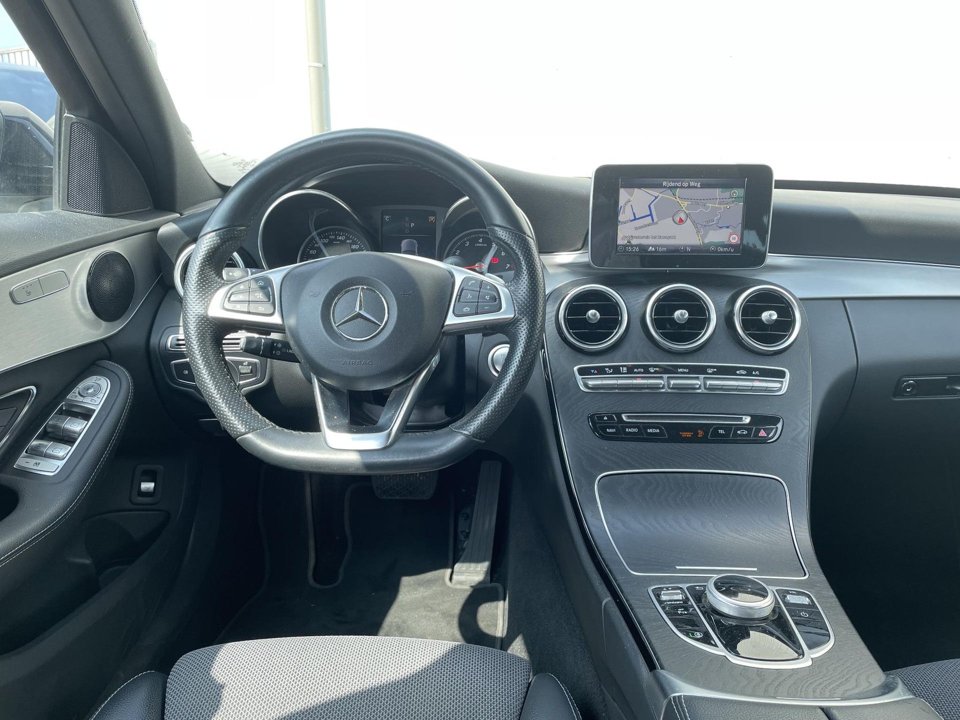 Mercedes-Benz C-Klasse met kenteken RZ-811-J – interieur