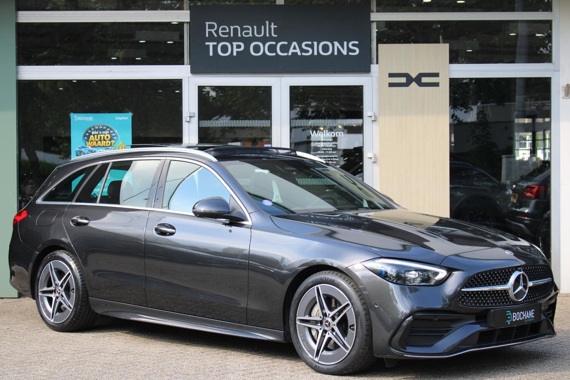 Mercedes-Benz C-Klasse met kenteken T-210-HV – detailfoto