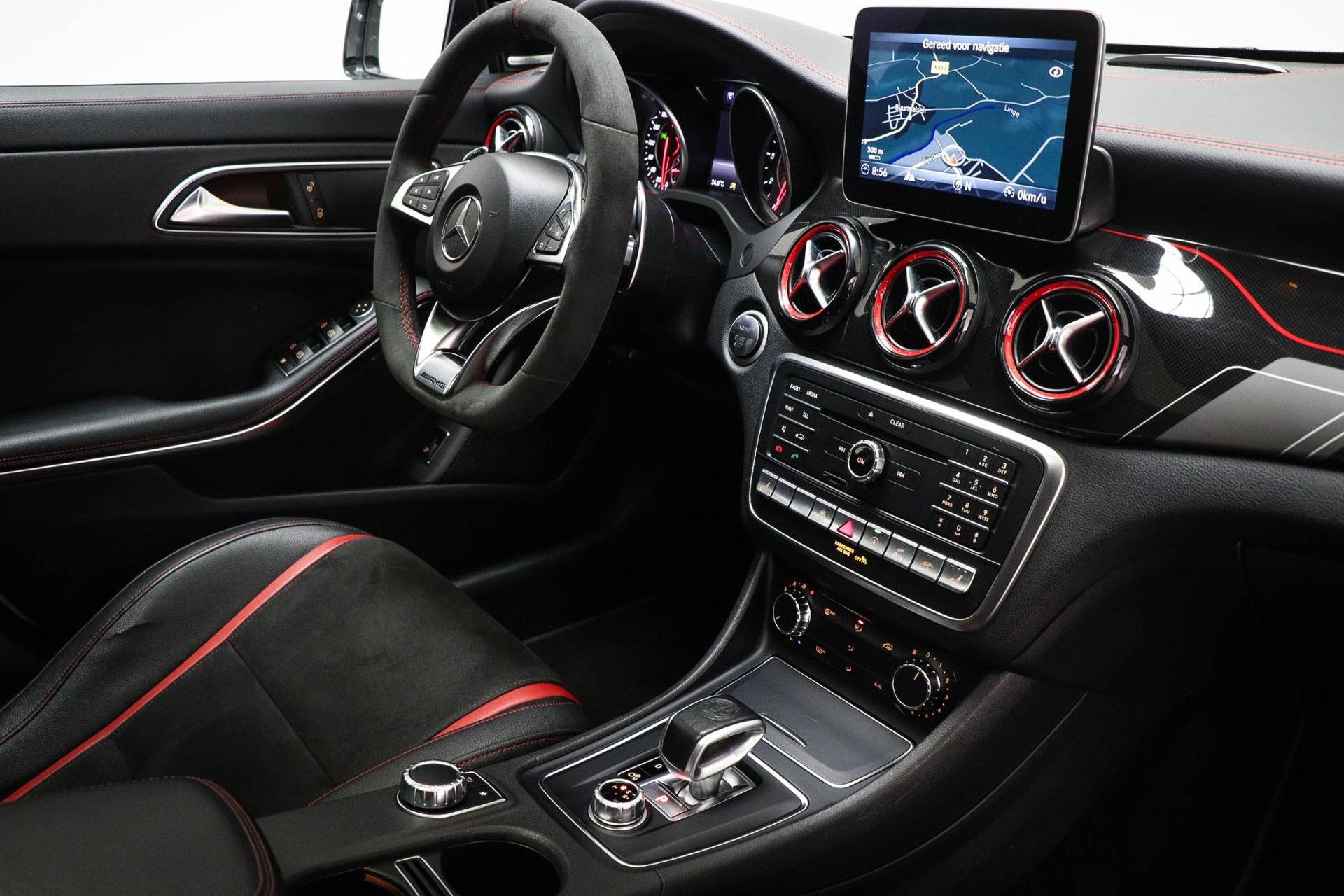 Mercedes-Benz CLA met kenteken H-941-FZ – interieur
