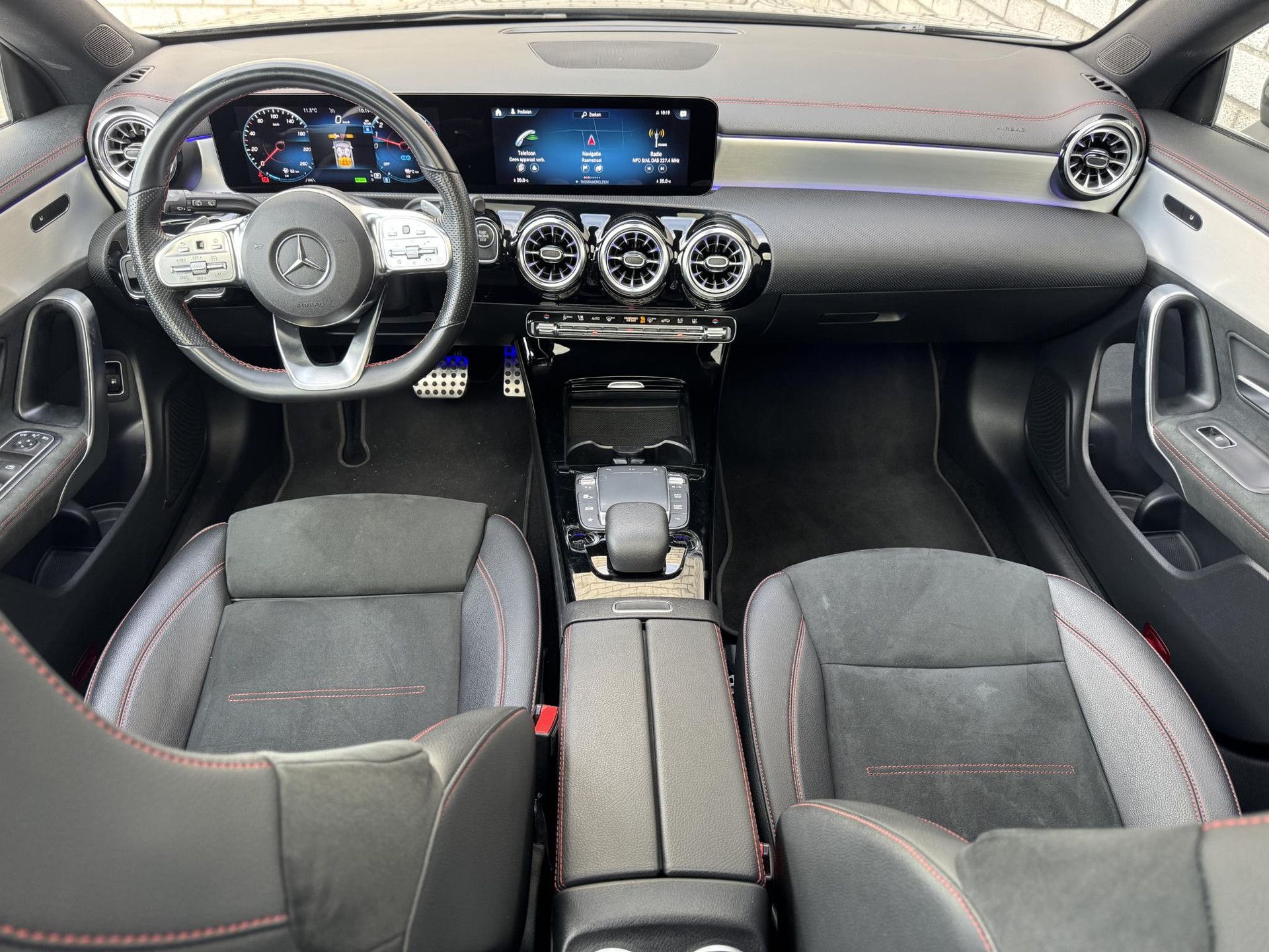 Mercedes-Benz CLA met kenteken KGL-24-H – interieur