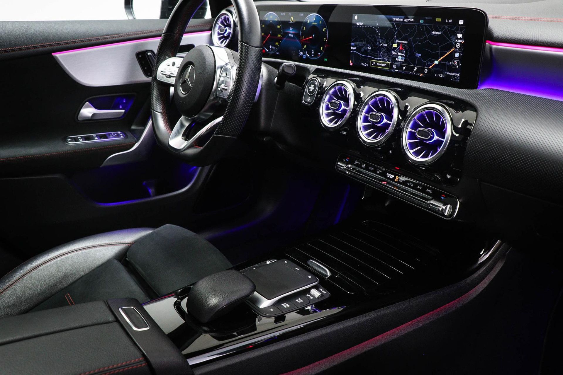 Mercedes-Benz CLA met kenteken L-943-DJ – interieur