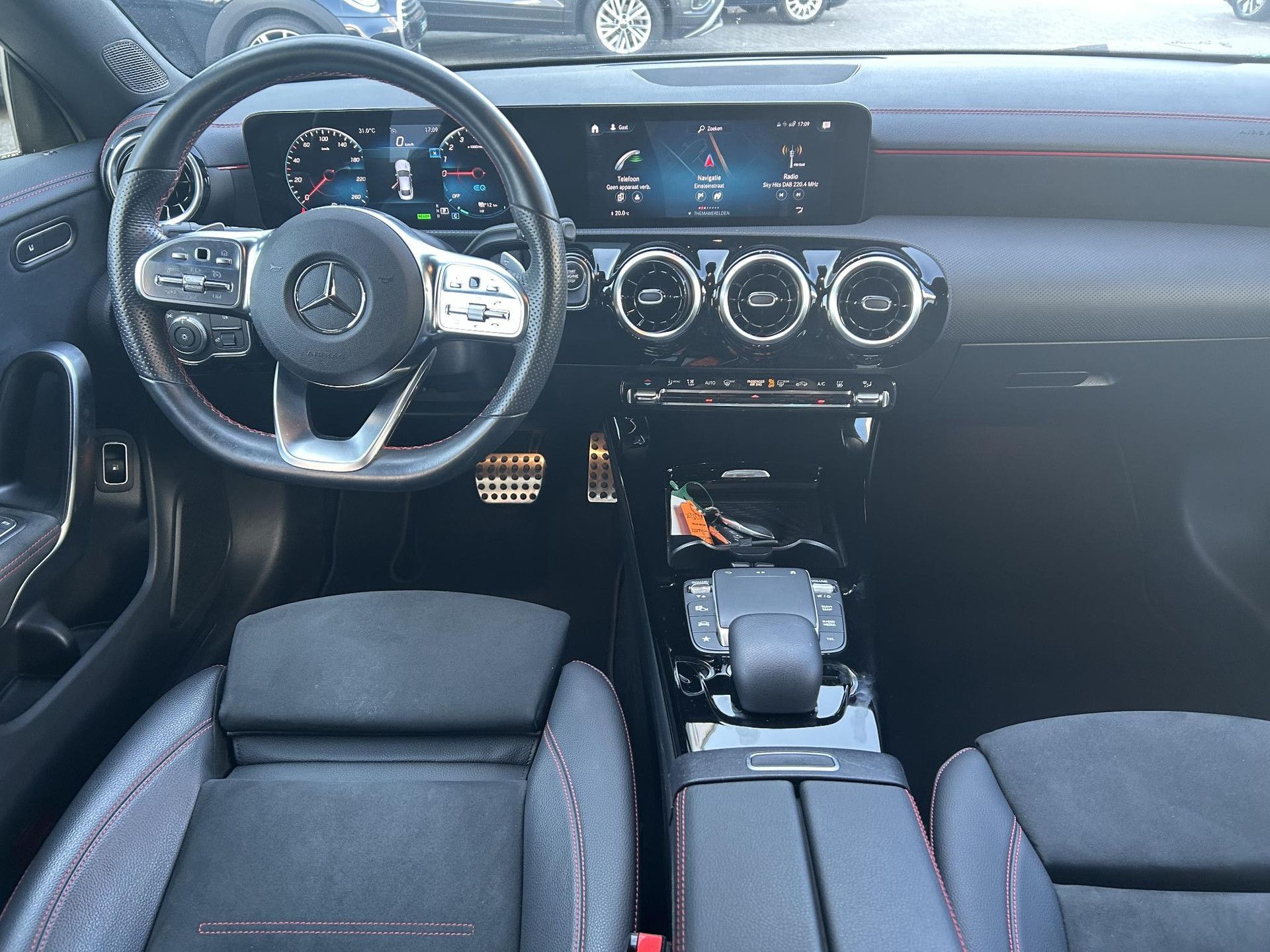 Mercedes-Benz CLA met kenteken N-352-TL – interieur