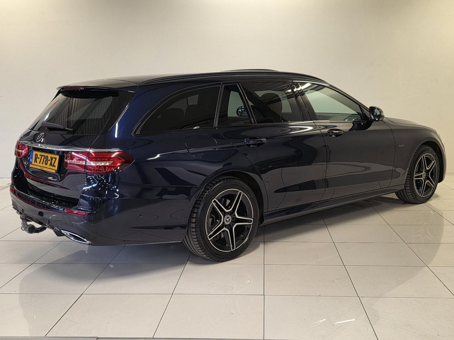 Mercedes-Benz E-Klasse met kenteken R-778-XZ – achteraanzicht