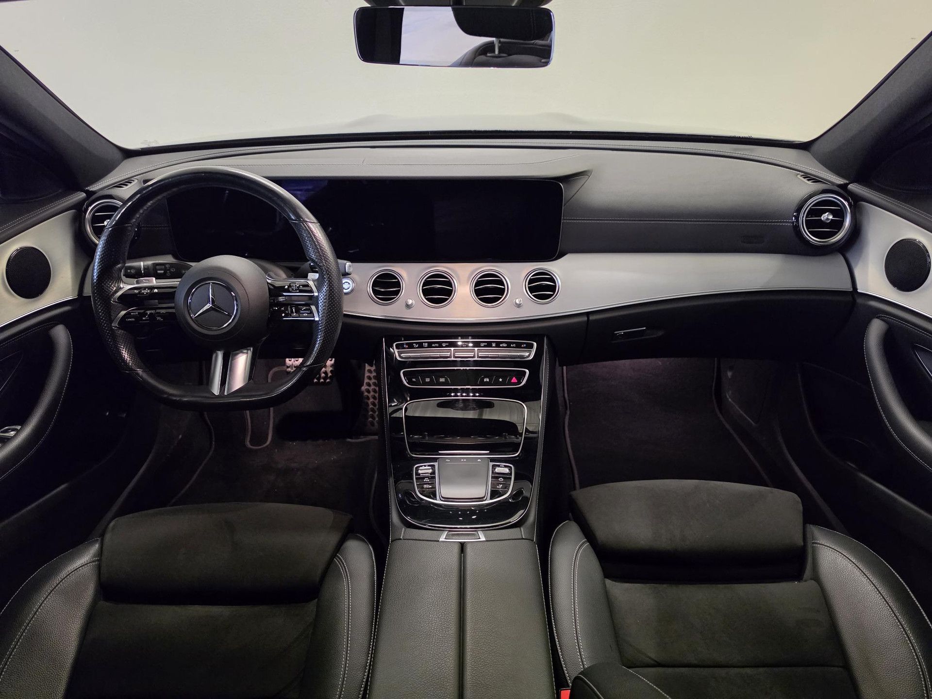 Mercedes-Benz E-Klasse met kenteken R-778-XZ – interieur
